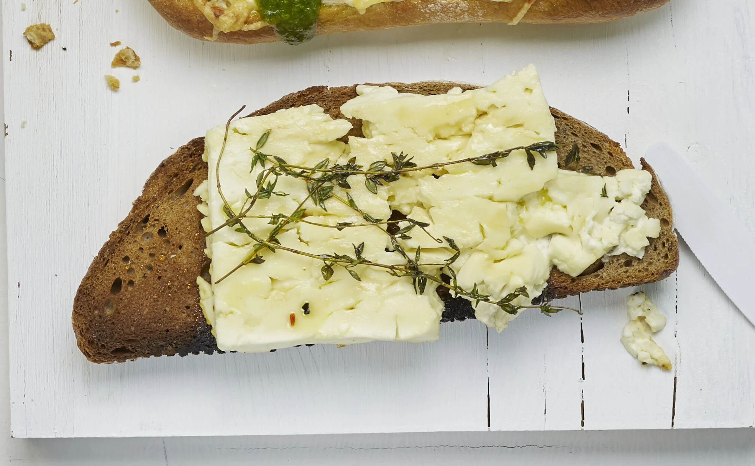 Knuspriges Schwarzbrot mit Honig-Thymian-Feta