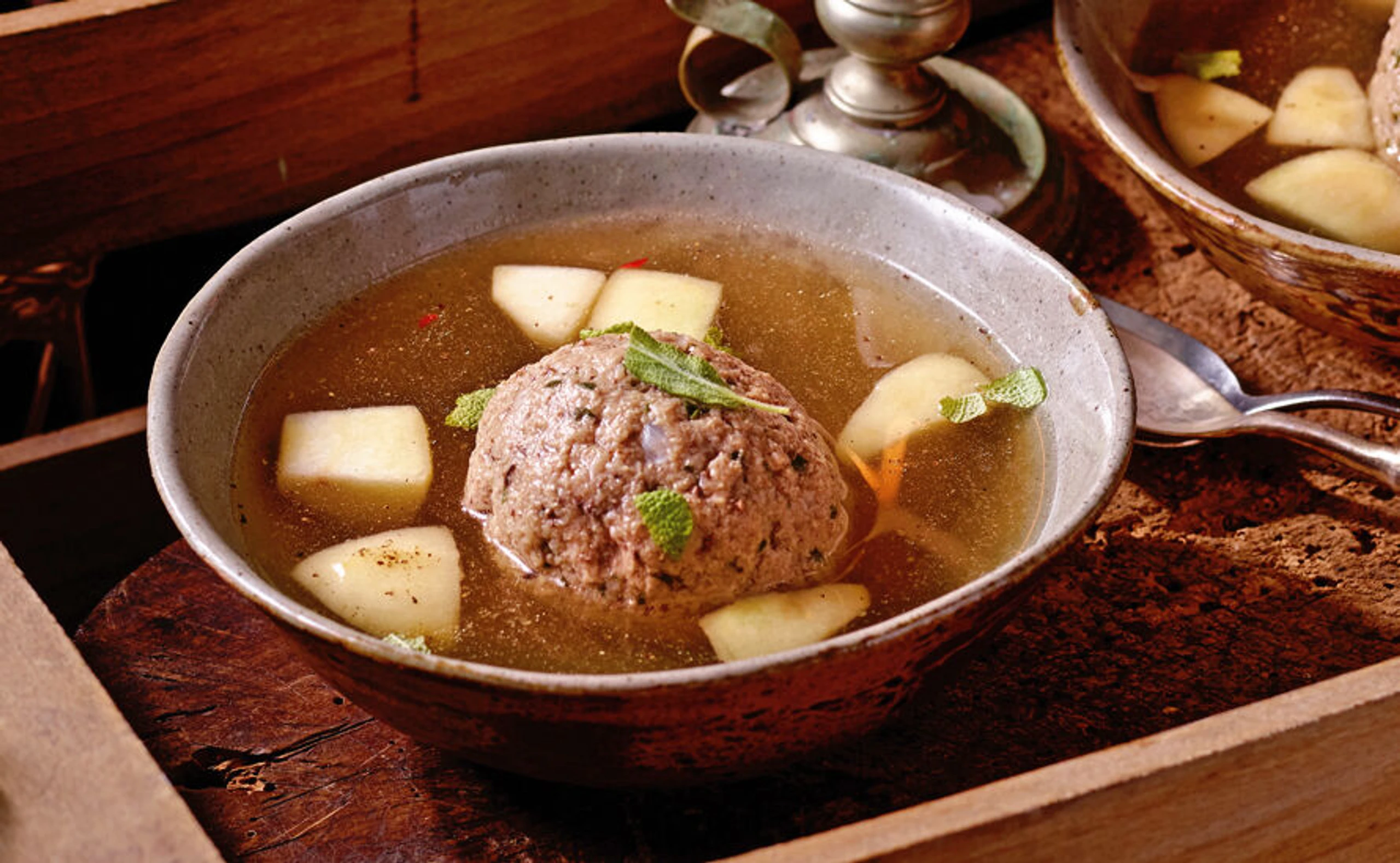 Ganslsuppe mit Gänseleberknödel