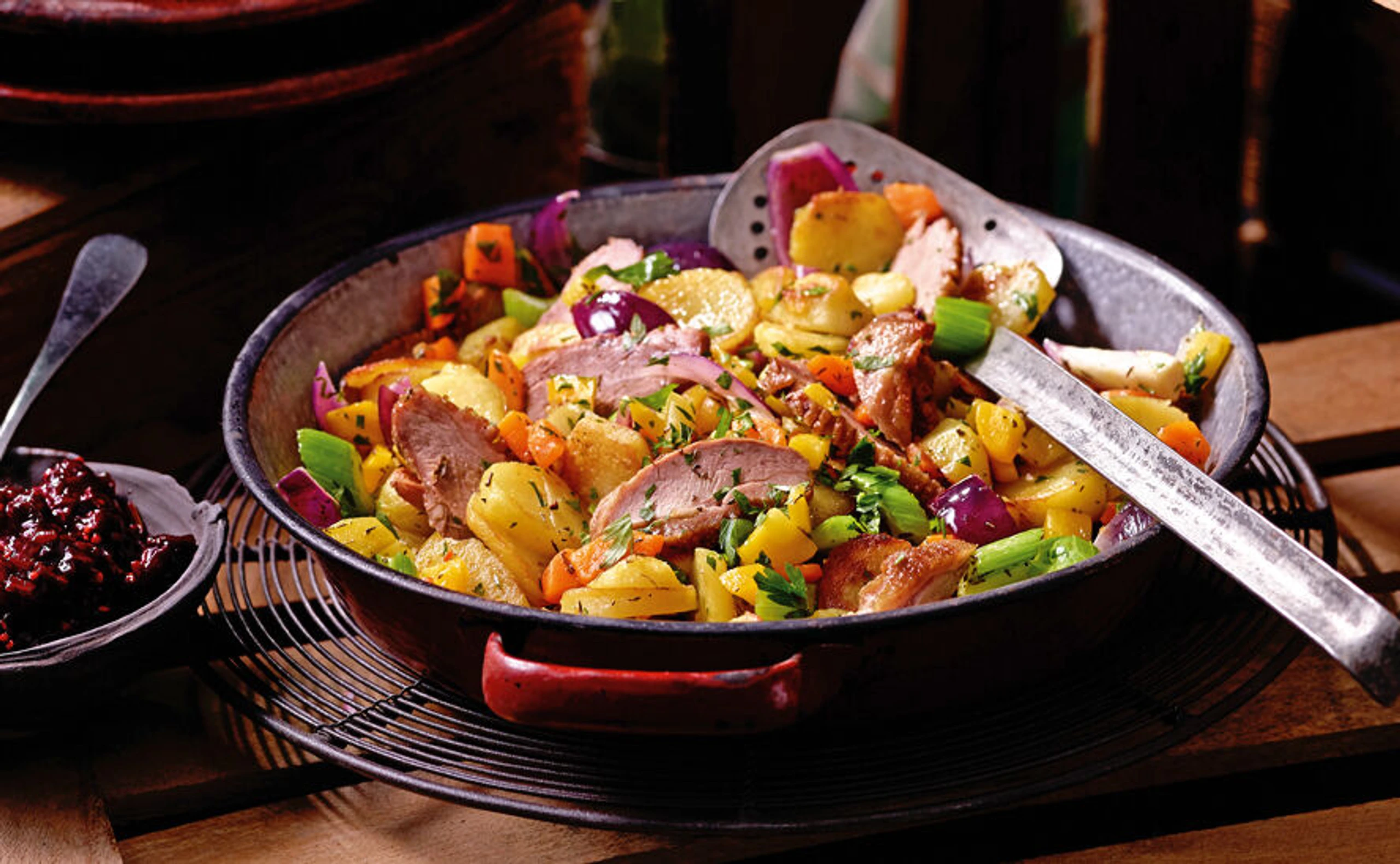 Ganslgröstl mit Wurzelgemüse und Cranberry-Chutney