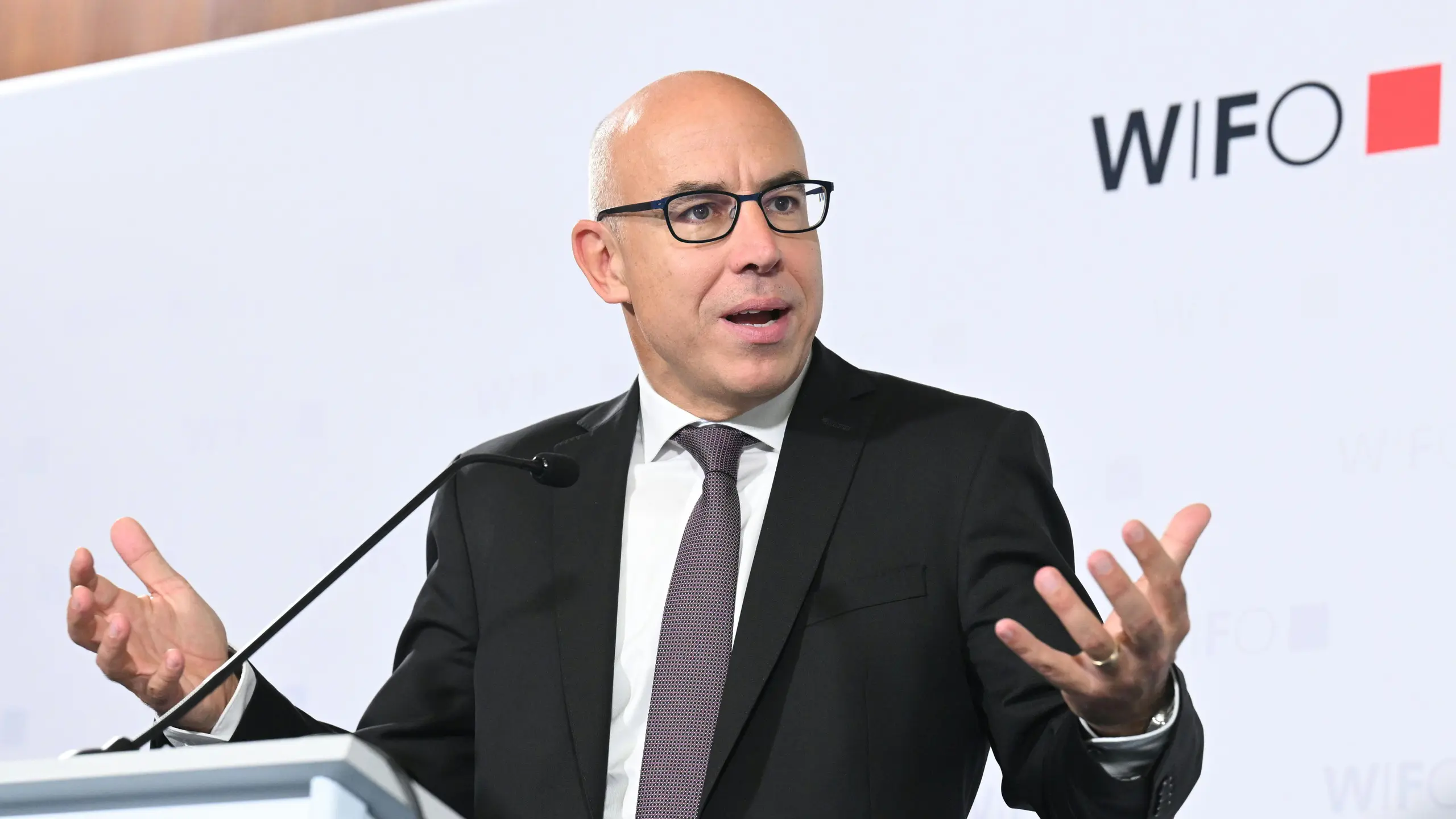 © APA/HELMUT FOHRINGER Gabriel Felbermayr, Wifo-Direktor, auf einer Pressekonferenz.