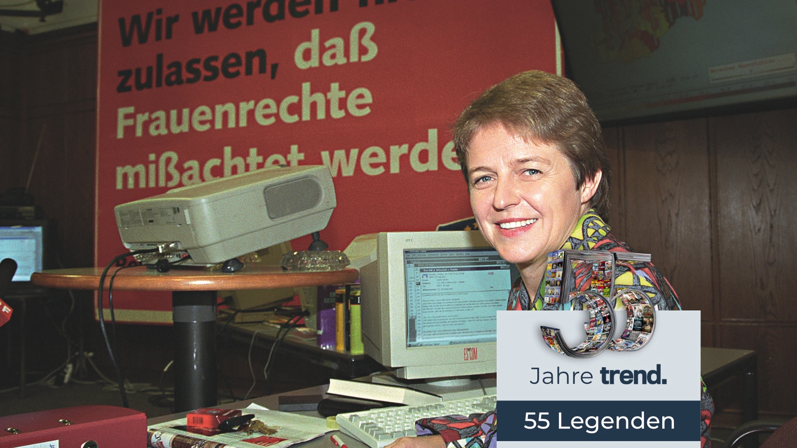 Brigitte Ederer sitzt vor einem Stand-PC.