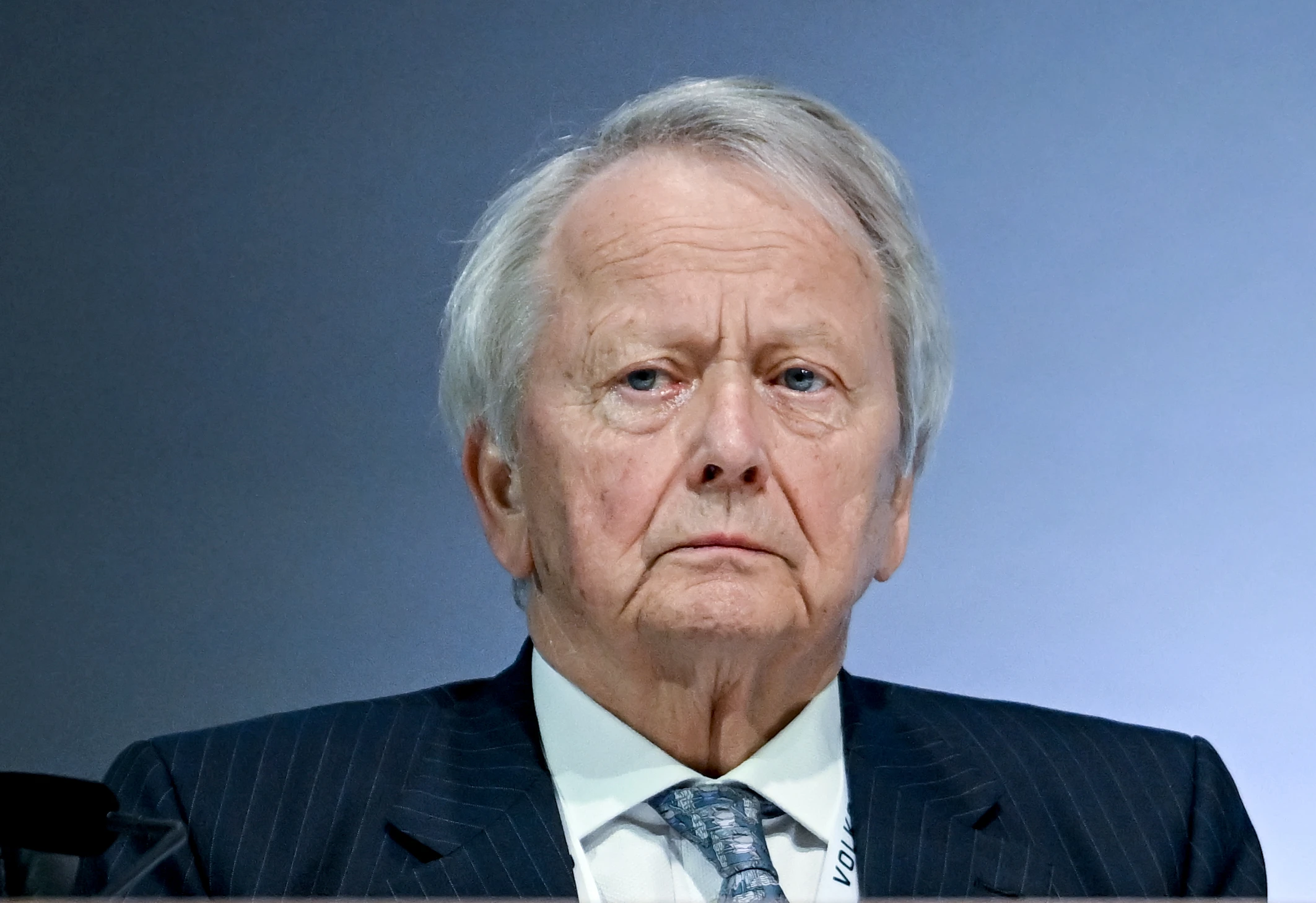 Wolfgang Porsche vor blauem Hintergrund