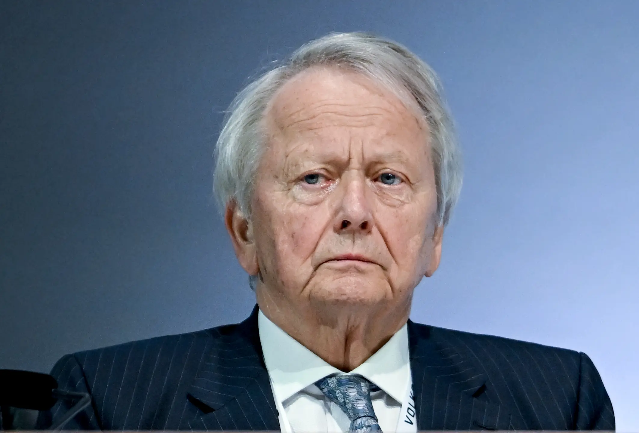 © APA/APA/dpa/Britta Pedersen Wolfgang Porsche vor blauem Hintergrund