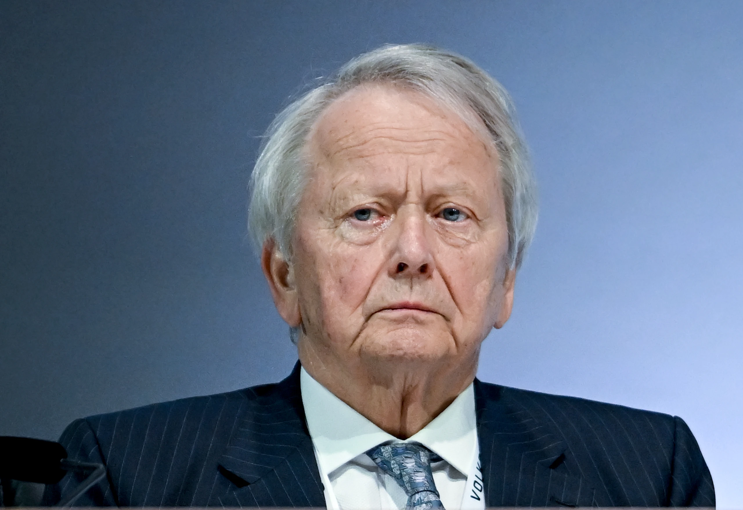 Wolfgang Porsche vor blauem Hintergrund