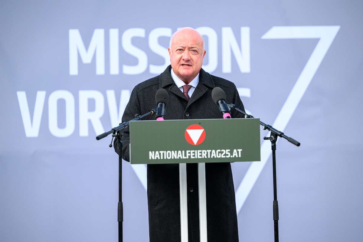 Bundekanzler Stocker vor Rednerpult