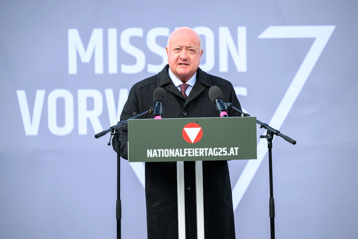 Bundekanzler Stocker vor Rednerpult