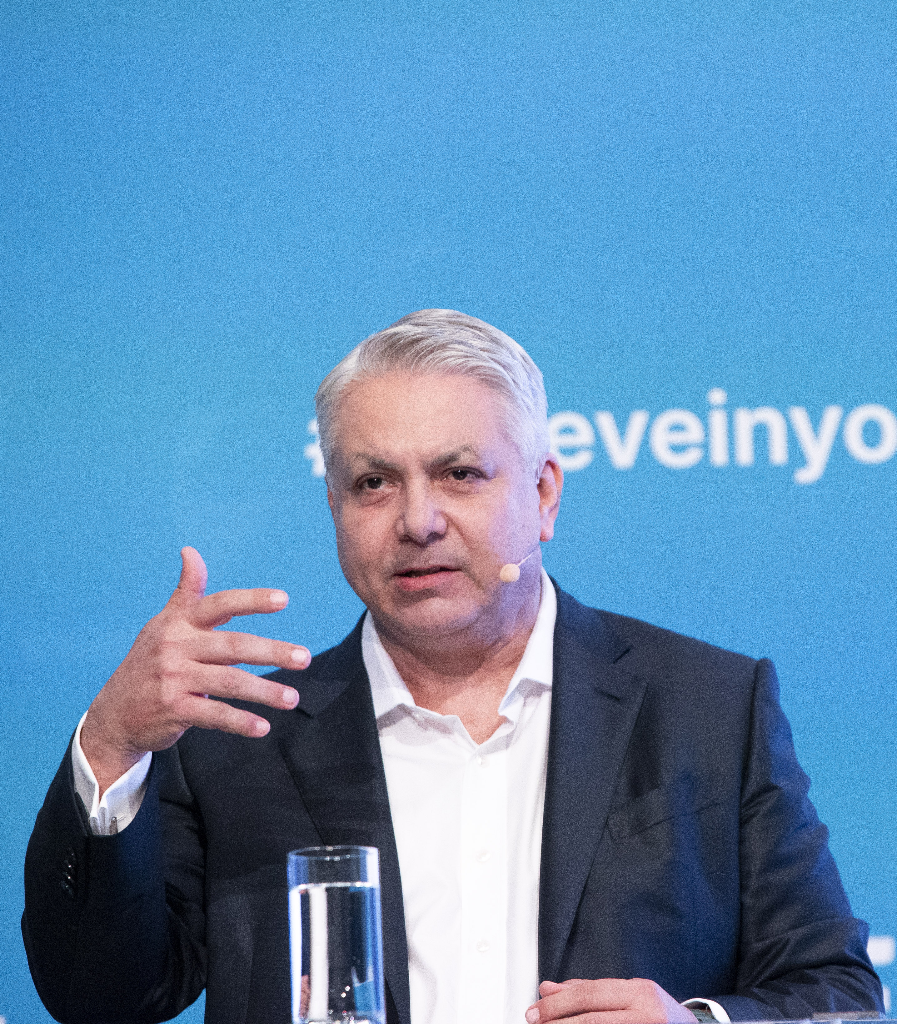 Chef der Erste Group, Peter Bosek, vor blauem Hintergrund