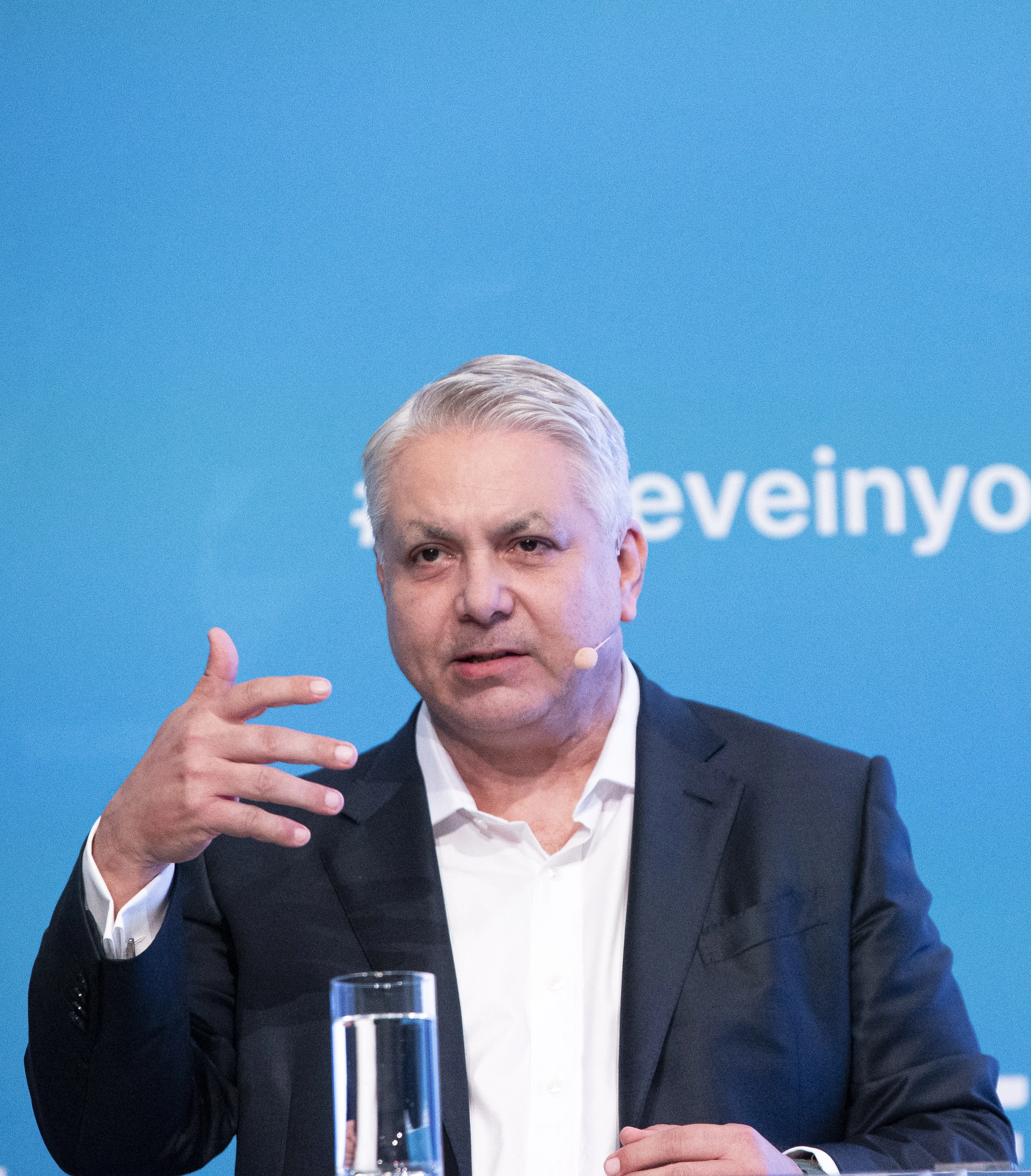 Chef der Erste Group, Peter Bosek, vor blauem Hintergrund