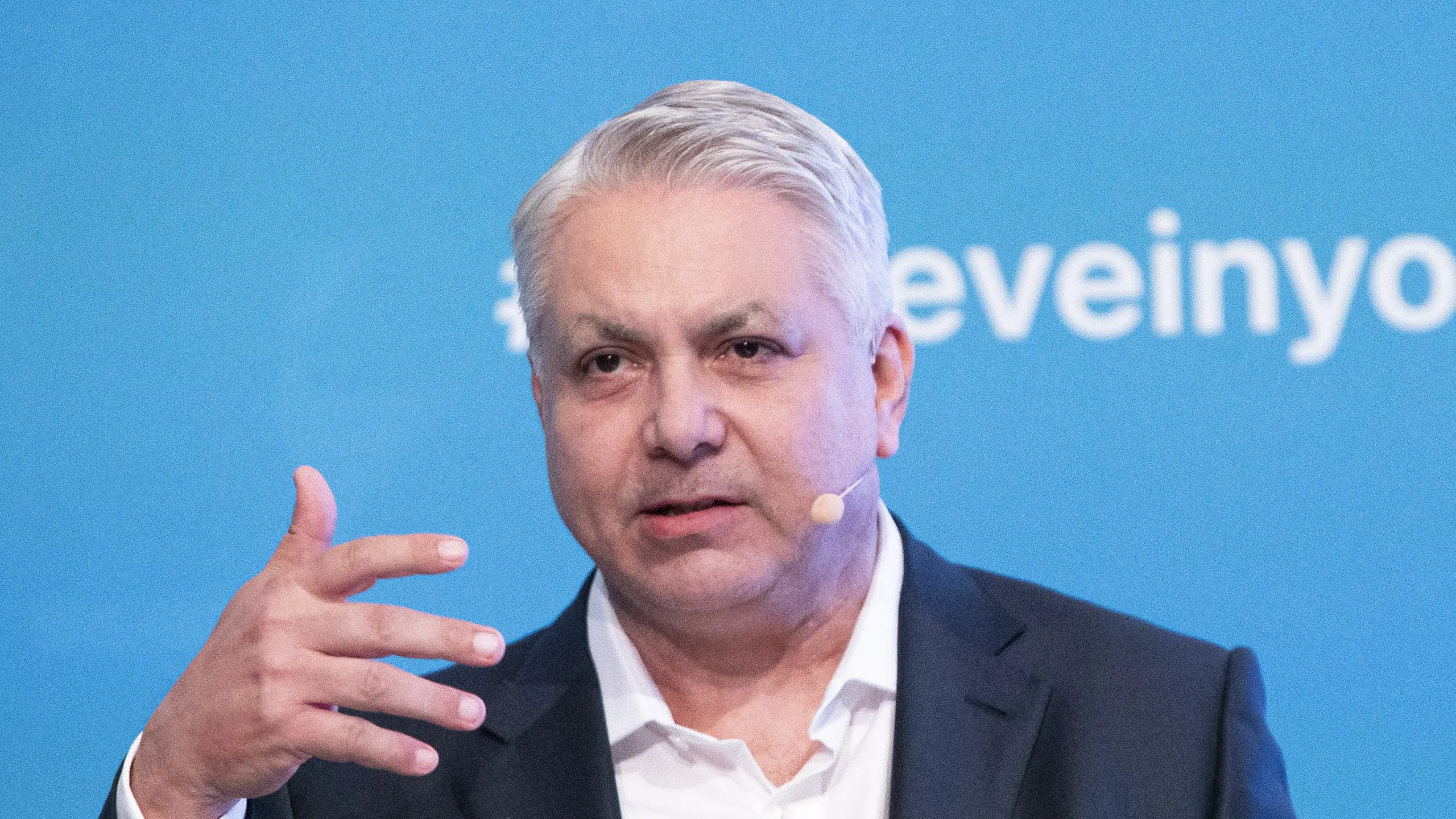 © APA/TOBIAS STEINMAURER Chef der Erste Group, Peter Bosek, vor blauem Hintergrund