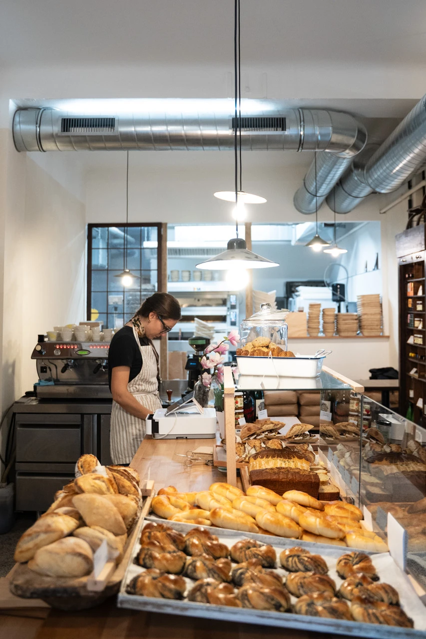 Bäckerei-Szene mit Verkäuferin hinter der Theke mit Brot und Gebäck