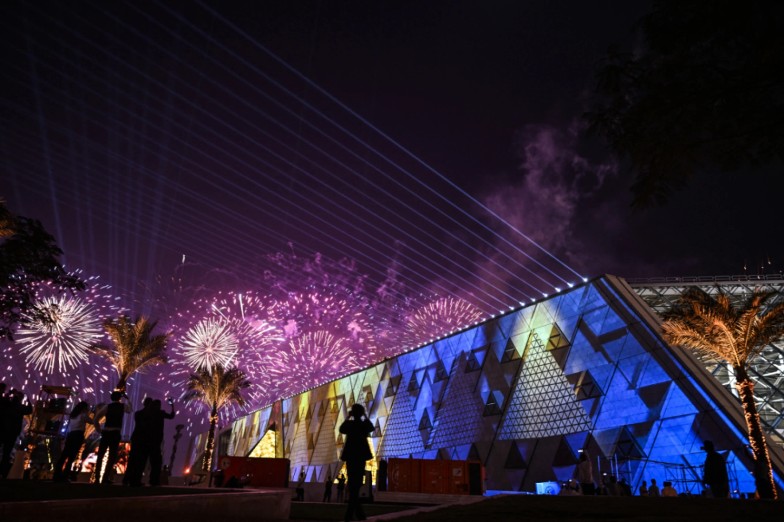 Feuerwerk und Lichtshow bei Eröffnung des Großen Ägyptischen Museums