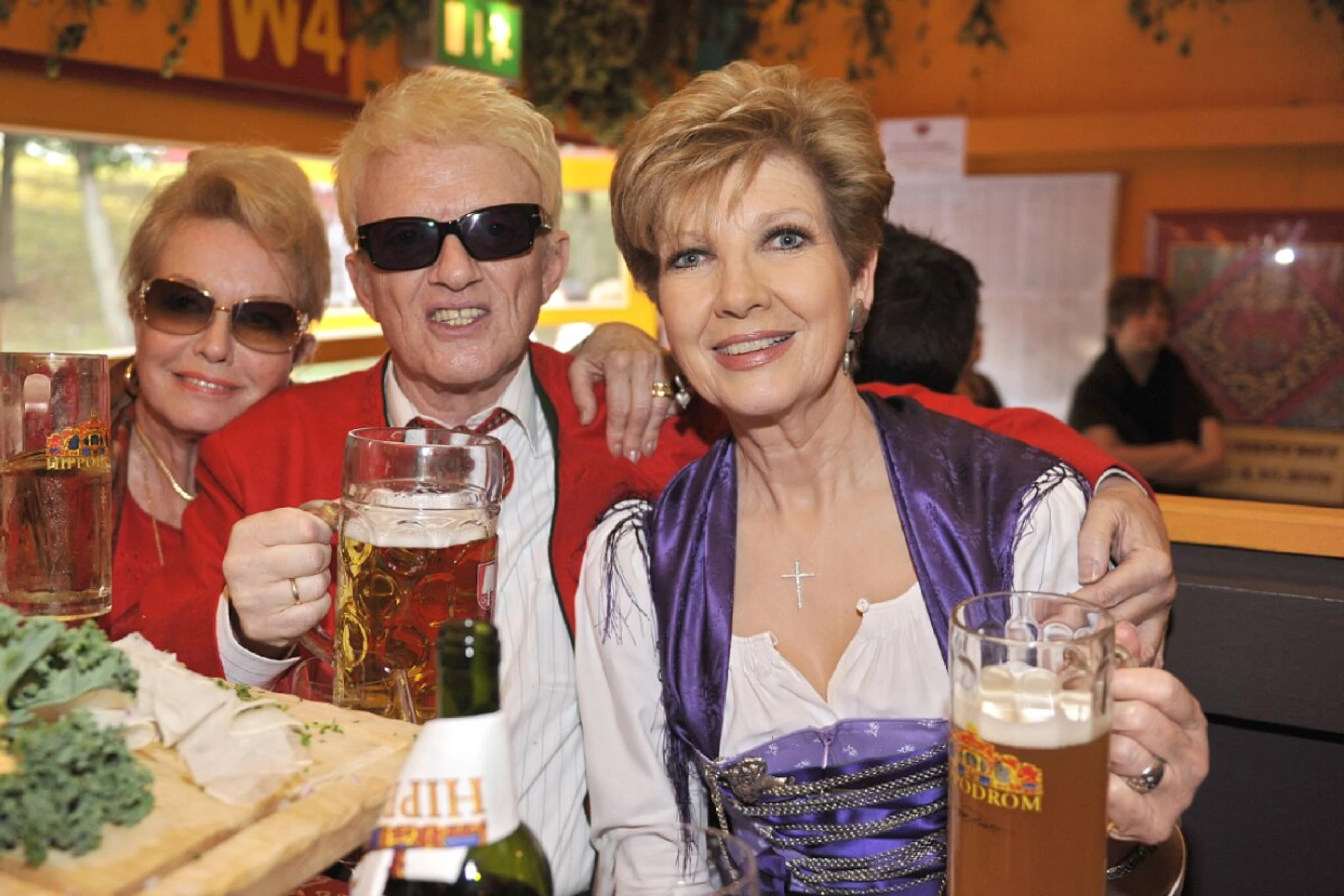 Carolin Reiber mit Heino und seiner Frau Hannelore am Oktoberfest 2009