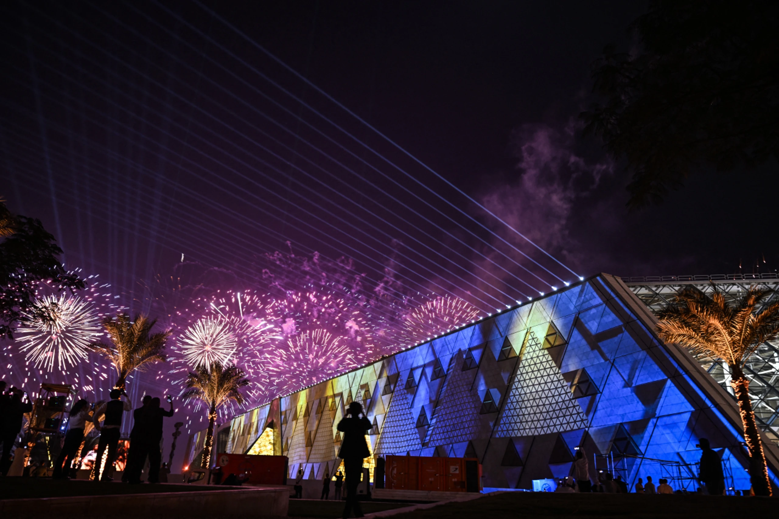 Feuerwerk und Lichtshow bei Eröffnung des Großen Ägyptischen Museums