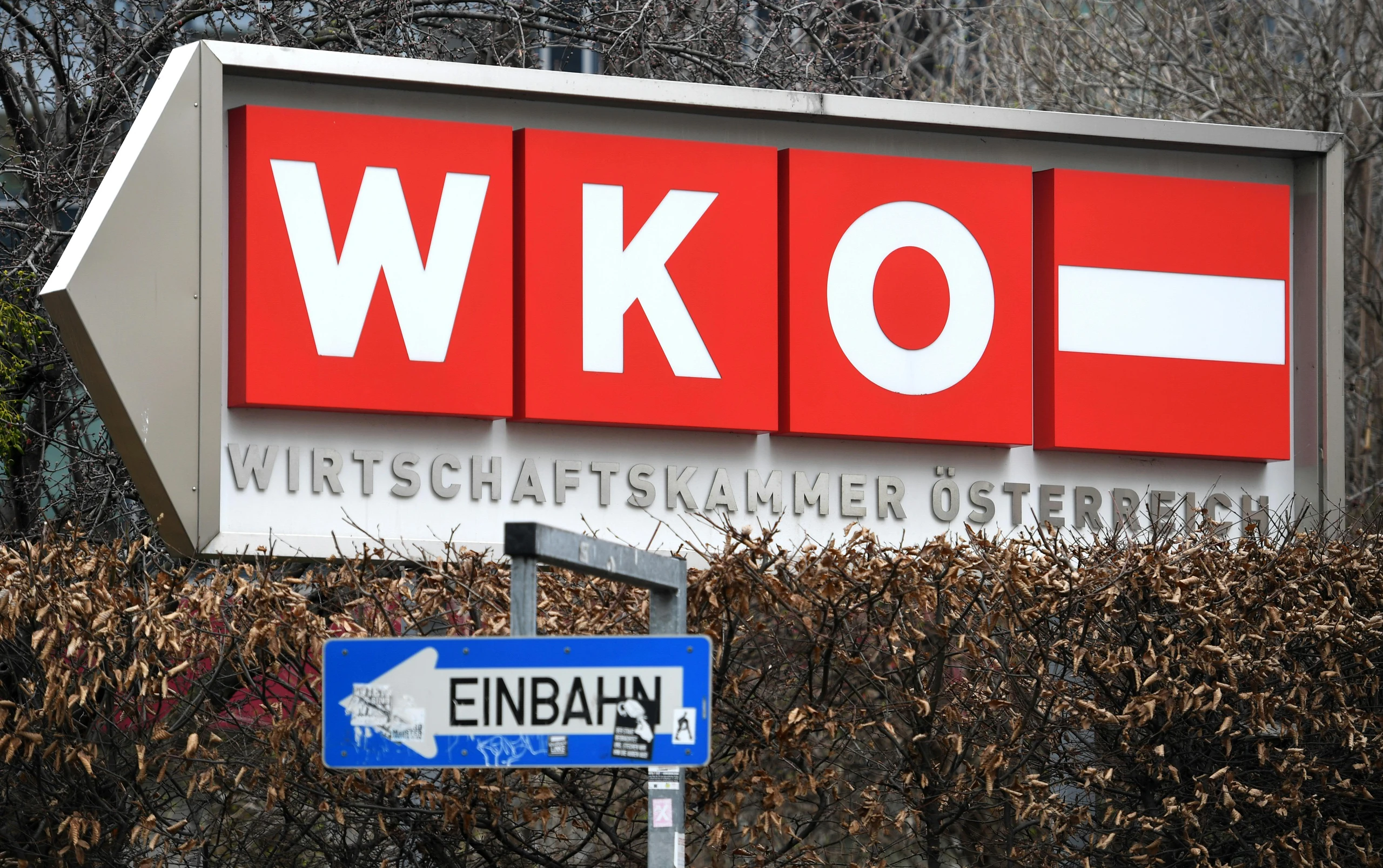 WKÖ-Schild vor einer Laubhecke