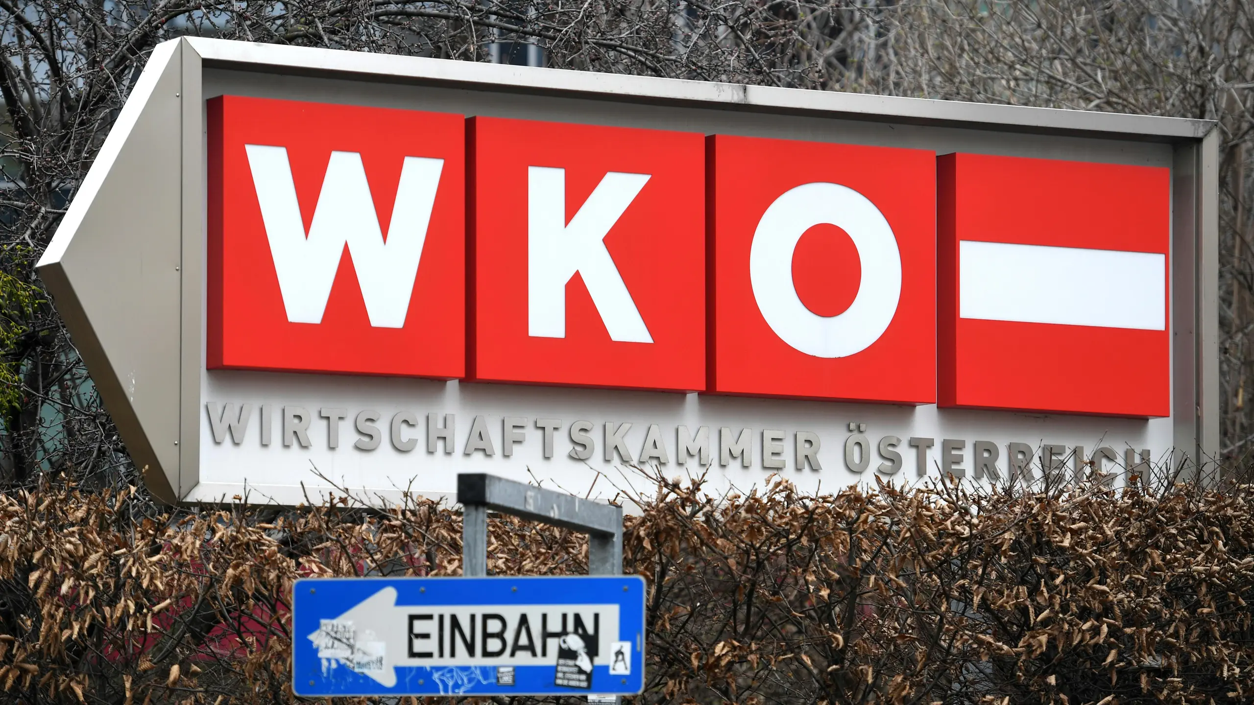 © APA/Helmut Fohringer WKÖ-Schild vor einer Laubhecke