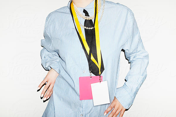 Frau mit Blazer und Krawatte