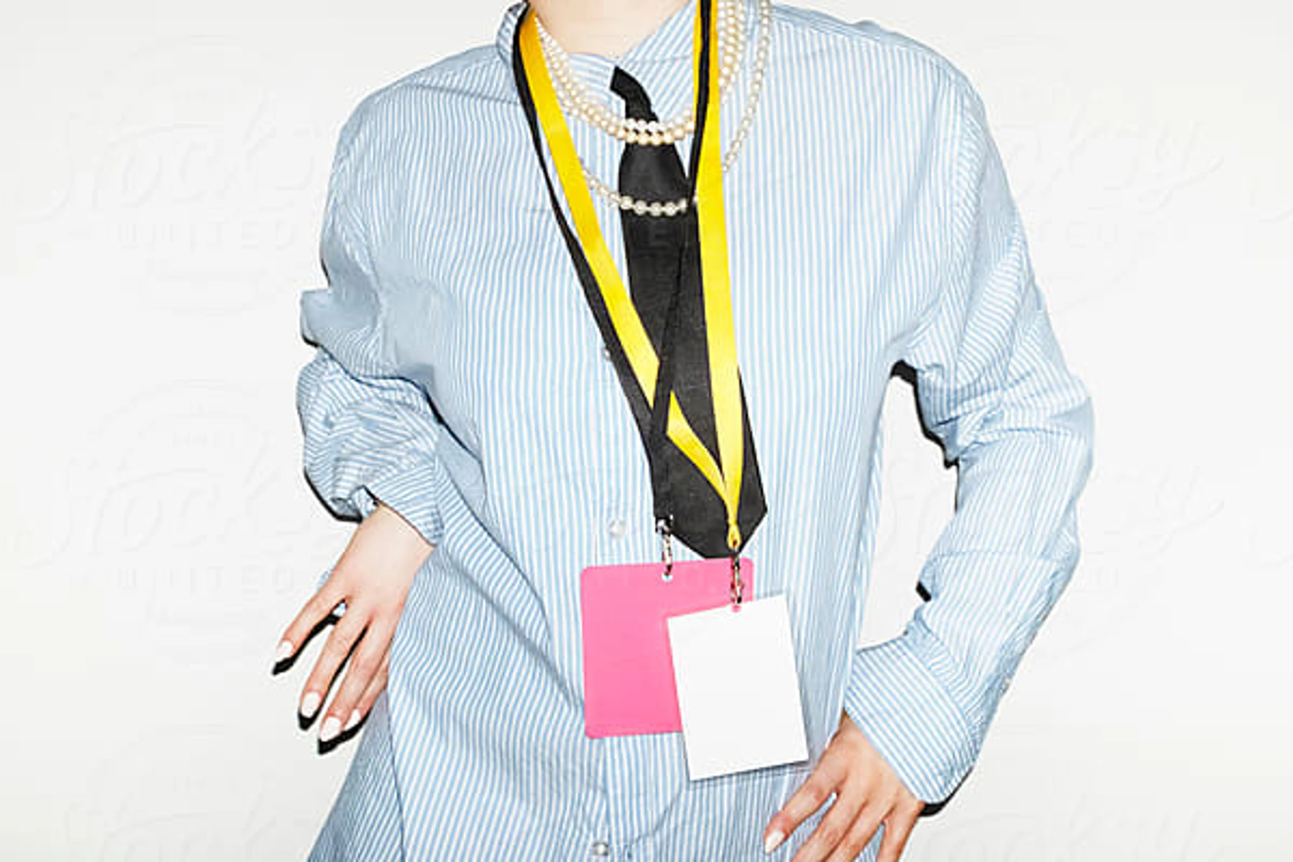 Frau mit Blazer und Krawatte