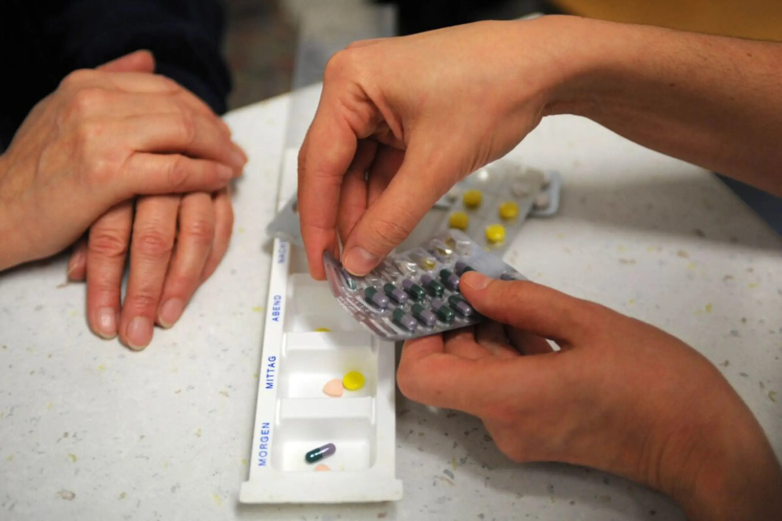 Pflege: Restriktive Regelungen erschweren Zugang zu Medikamenten