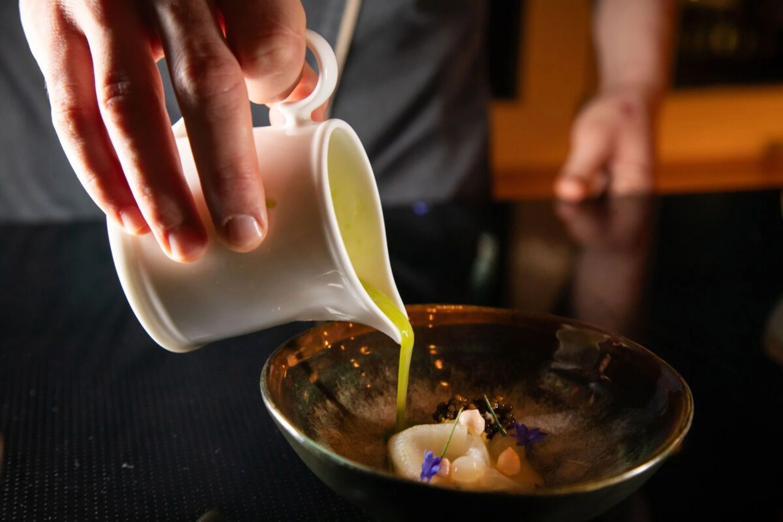 Für die Vinaigrette werden vier Äpfel und ein Staudensellerie benötigt