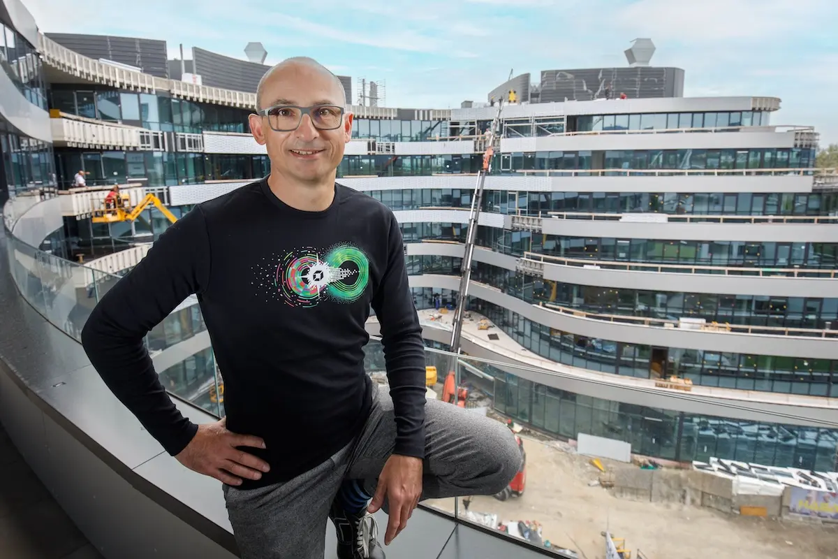 © Dynatrace // Hermann Wakolbinger Dynatrace-CTO vor dem spektakulären neuen Hauptquartier in Linz, das 2026 bezogen wird.
