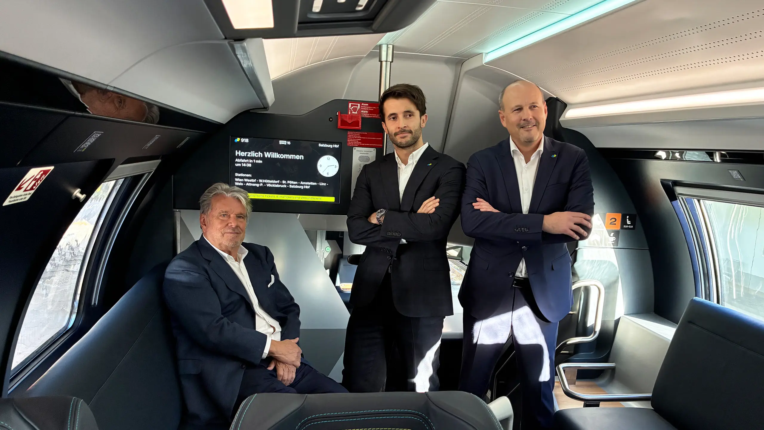 © APA/RENE STEIGBERGER Westbahn-Haupteigentümer Hans Peter Haselsteiner, Geschäftsführer Marco Ramsbacher und Geschäftsführer Thomas Posch in einem der neuen Züge.