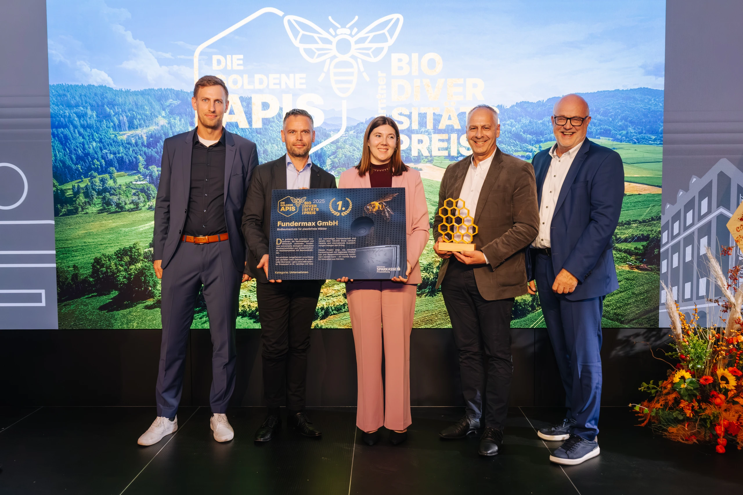 Fundermax erhält Kärntner Biodiversitätspreis für biologisch abbaubare Baumschutzhüllen