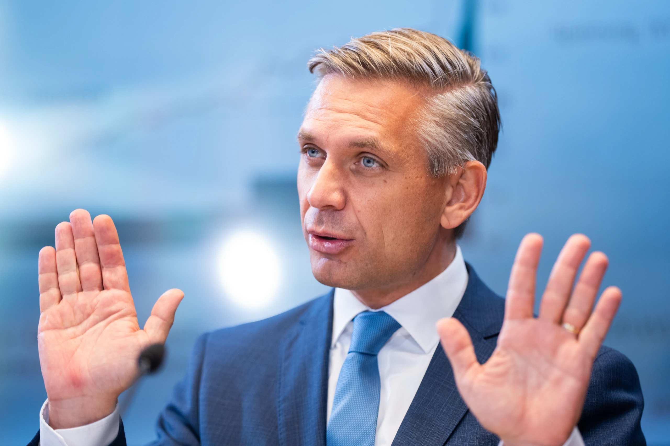 Wolfgang Hattmannsdorfer vor blauem Hintergrund