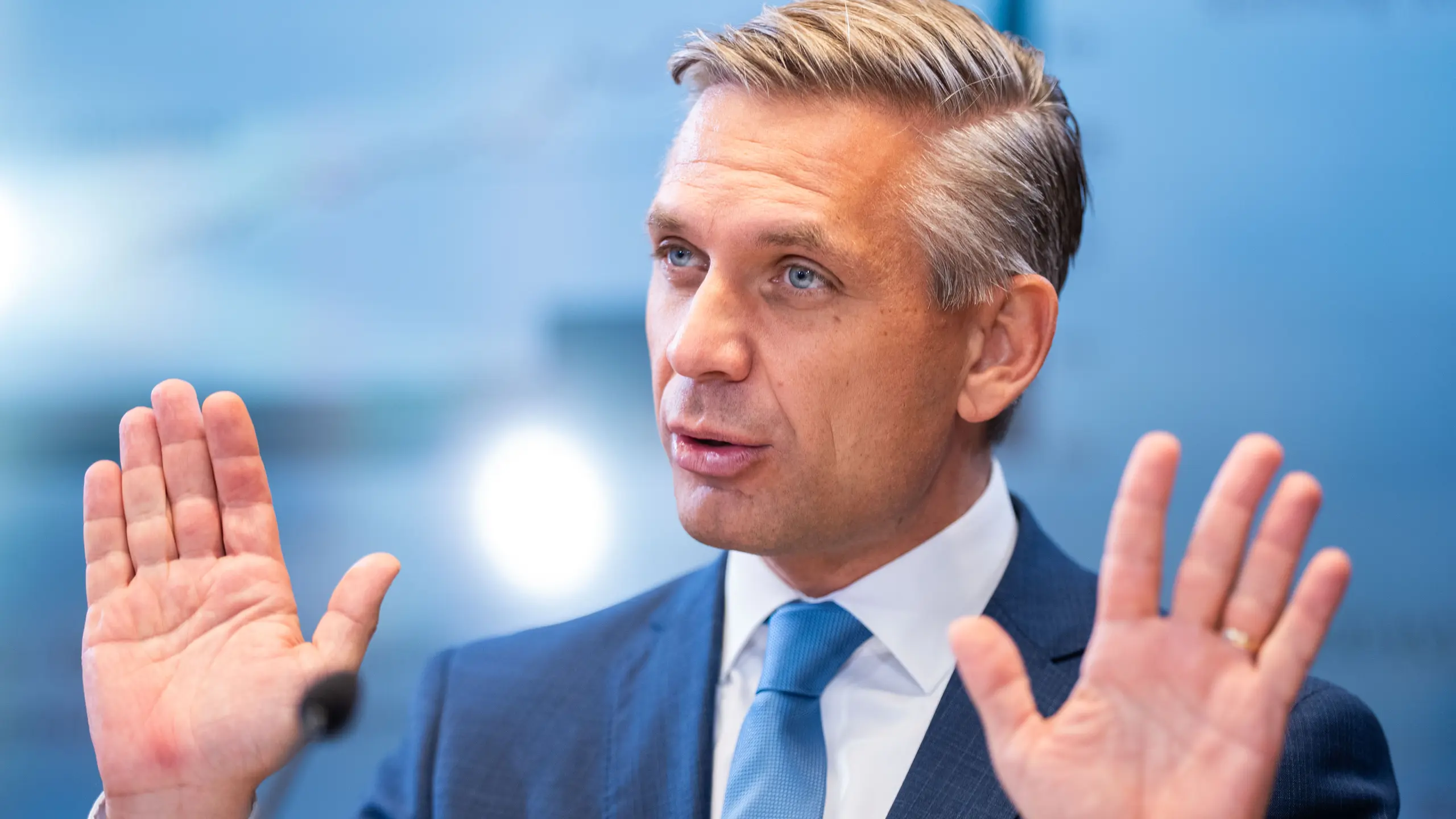 Wolfgang Hattmannsdorfer vor blauem Hintergrund