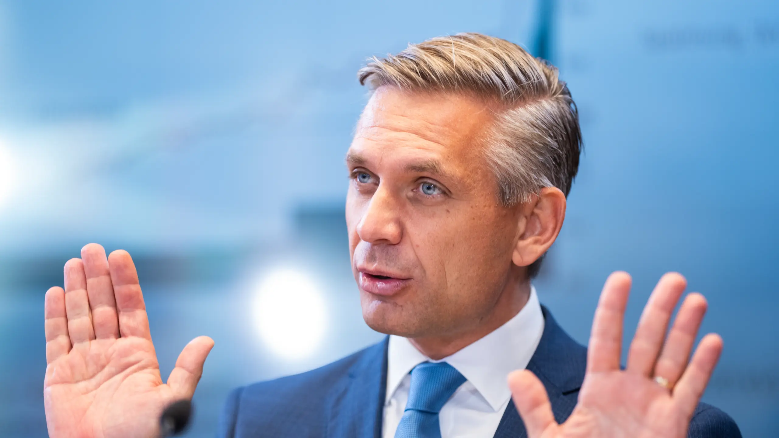 © APA/GEORG HOCHMUTH Wolfgang Hattmannsdorfer vor blauem Hintergrund