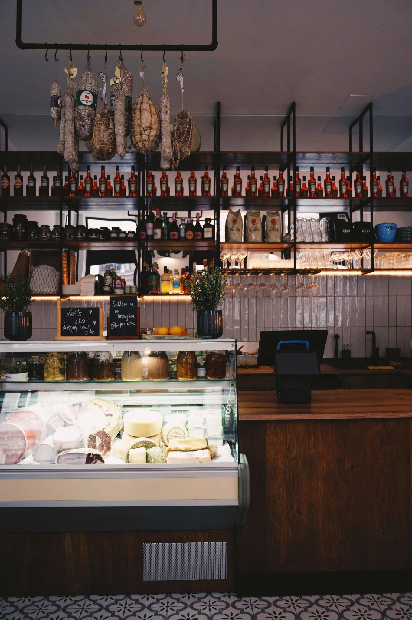Feinkostladen Interieur mit Käse, Wurst, und Regalen voller Lebensmittel
