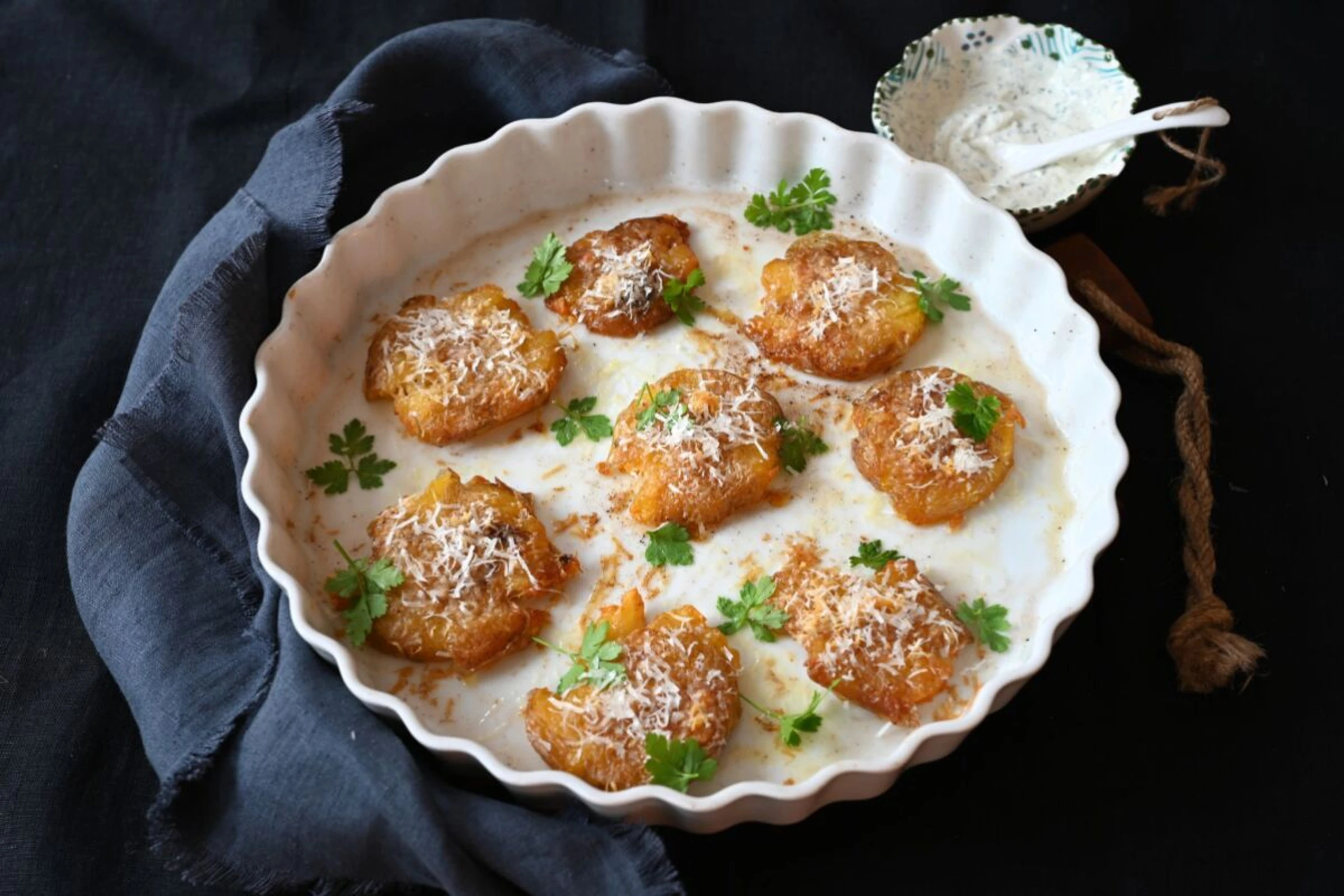 Für den cremigen Dip Sauerrahm mit tiefgefrorenen Kräutern verrühren