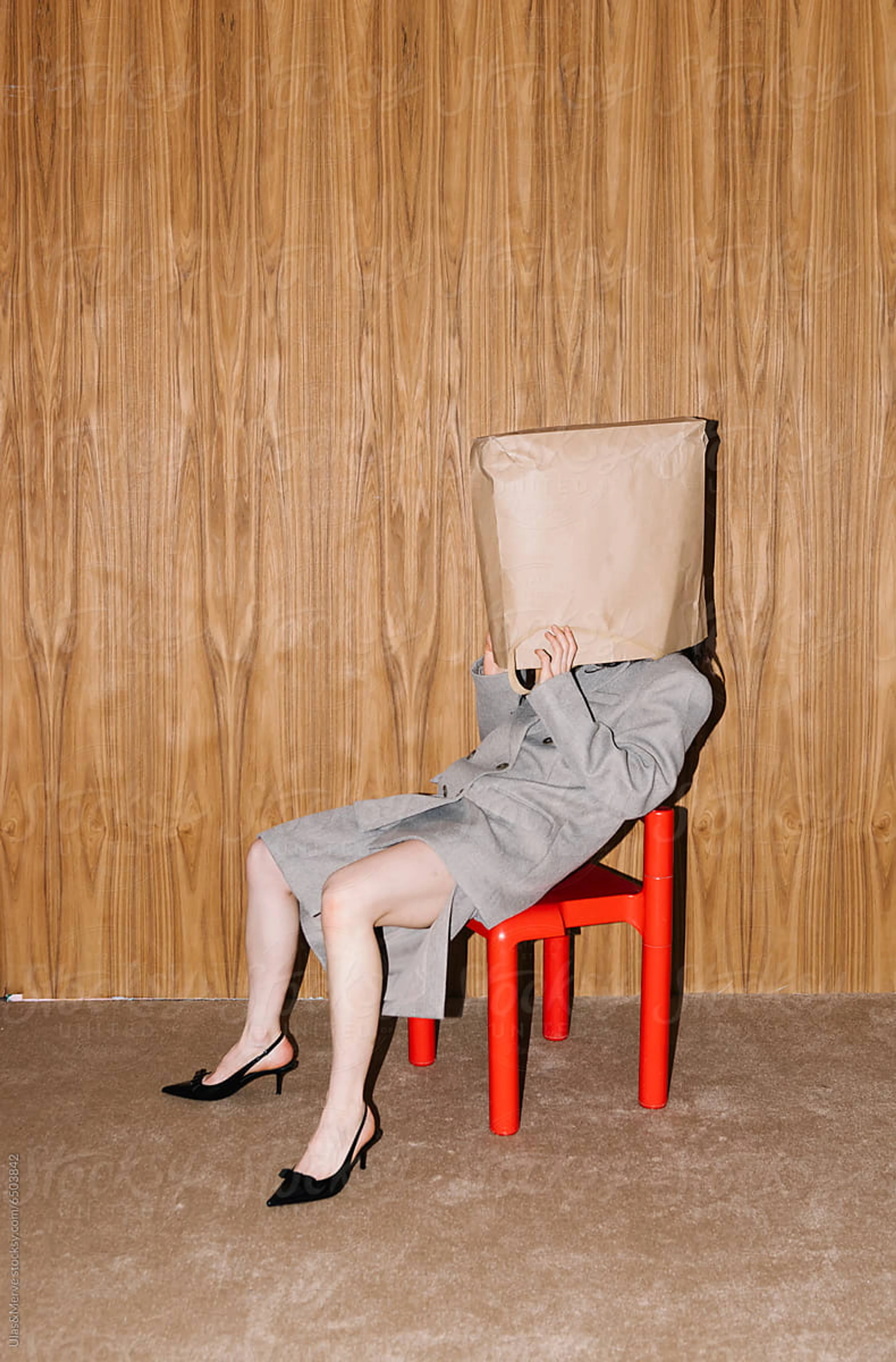 Frau mit Tüte am Kopf