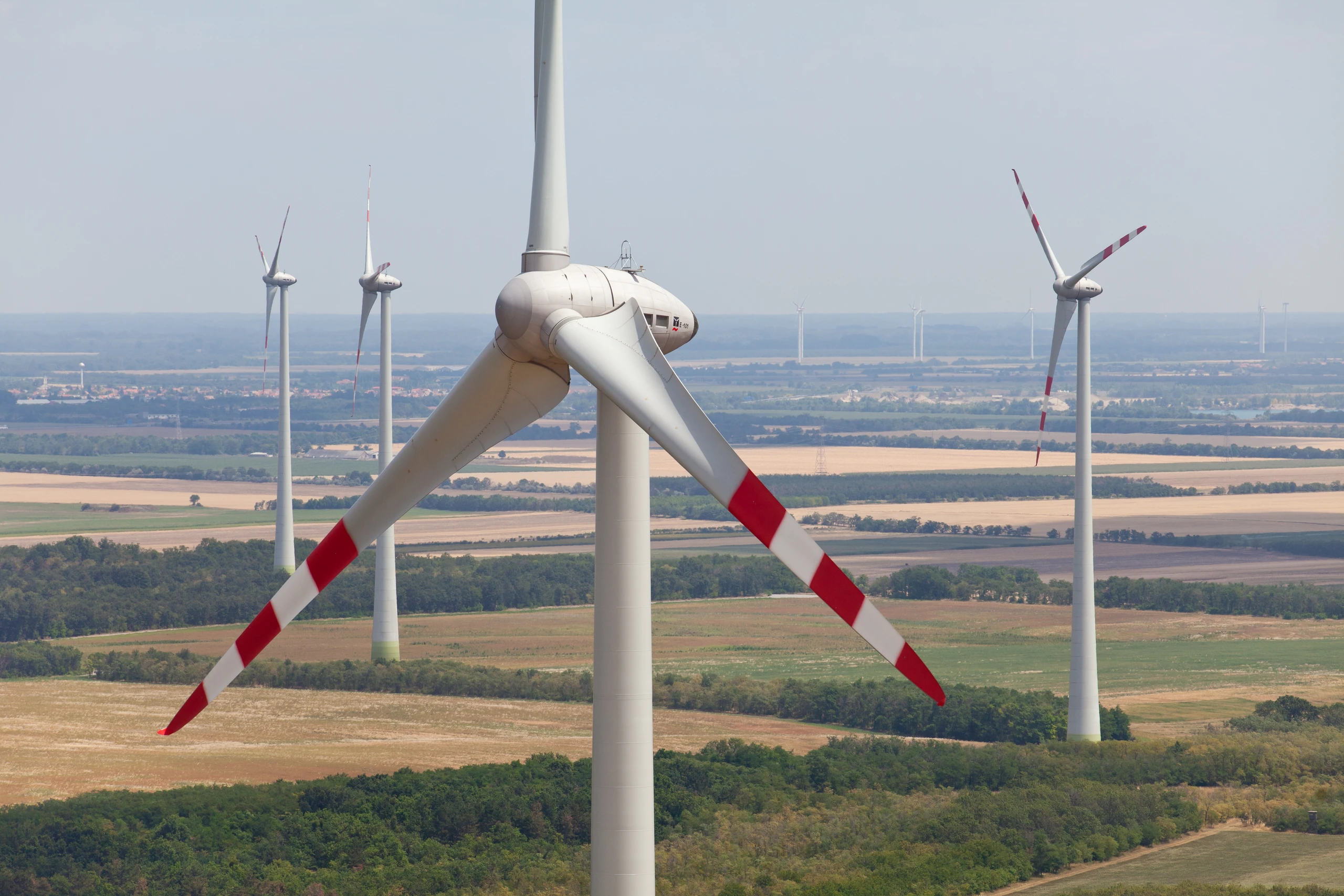 Vier Windräder im Windpark Mönchof