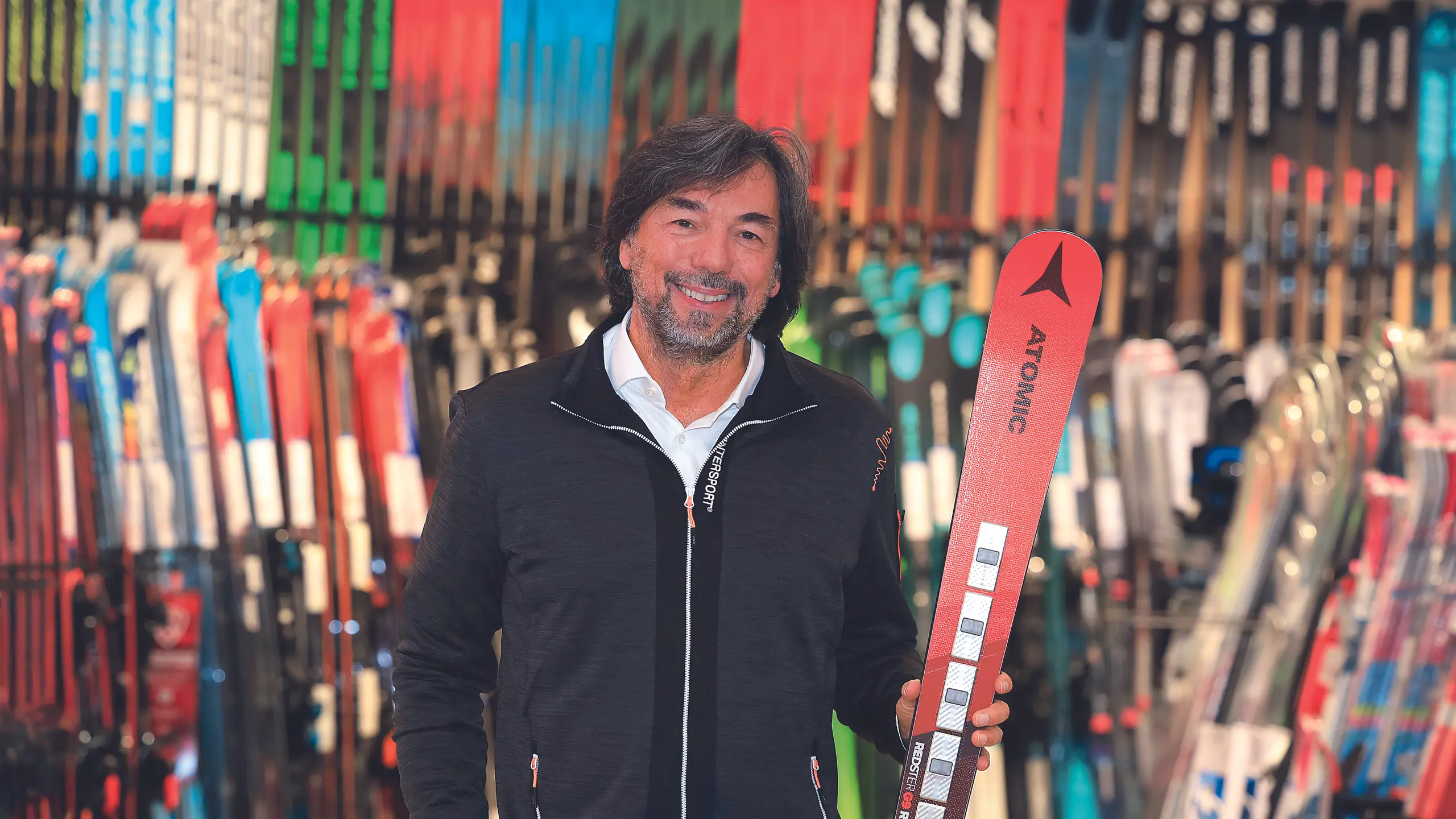 © INTERSPORT Austria Intersport-CEO Franz Koll in einer Intersport-Filiale mit einem Ski in der Hand.