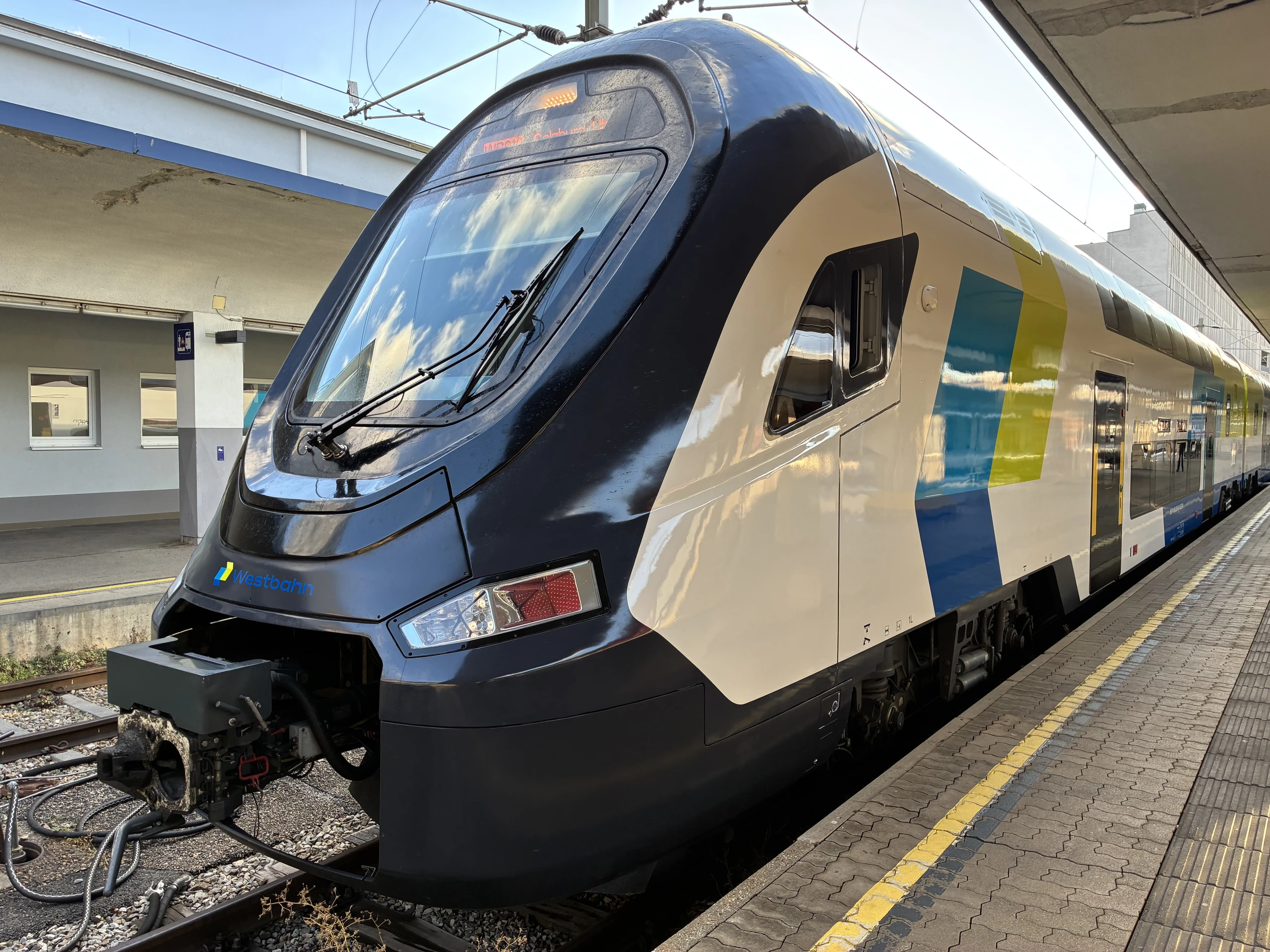 Ein Doppelstockzug der Westbahn