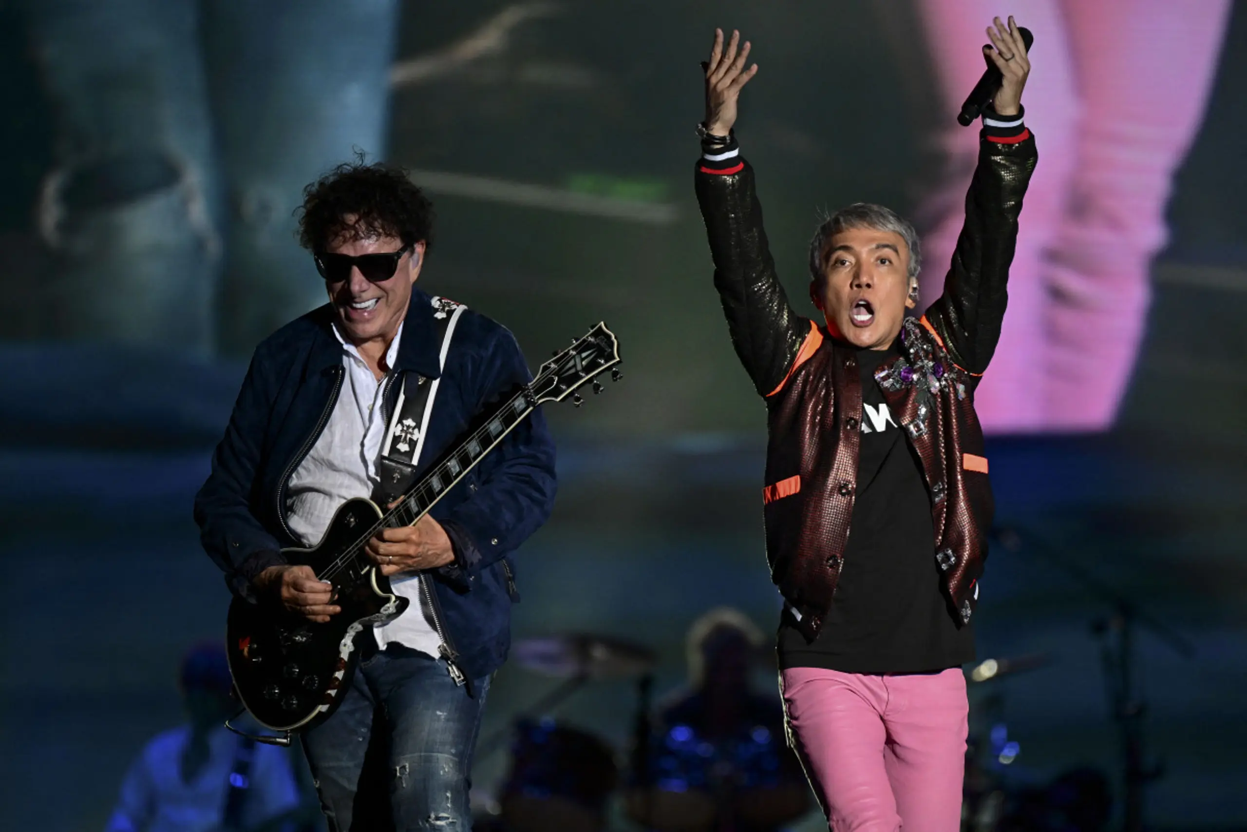 Gitarrist Neal Schon (l) and Sänger Arnel Pineda von Journey