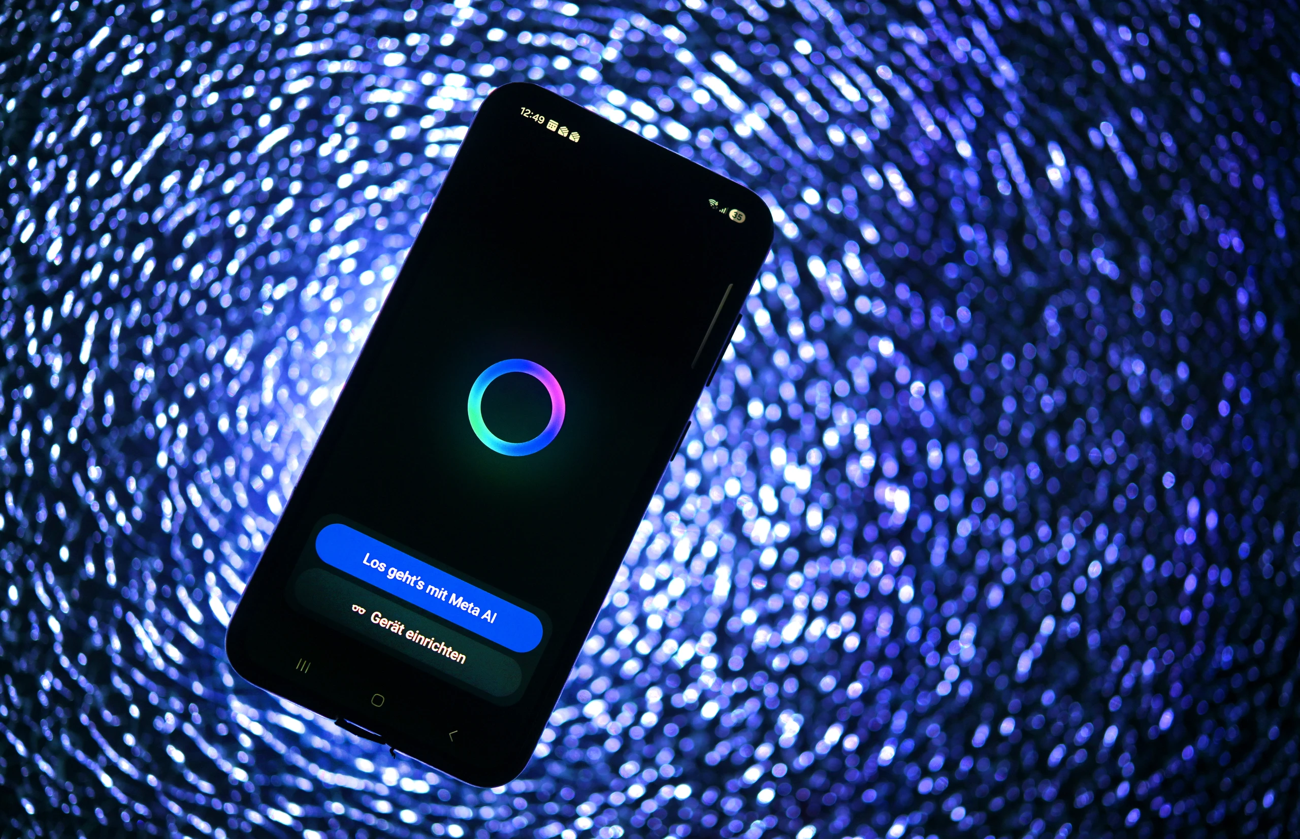 schwarzes Handy vor blauem Hintergrund