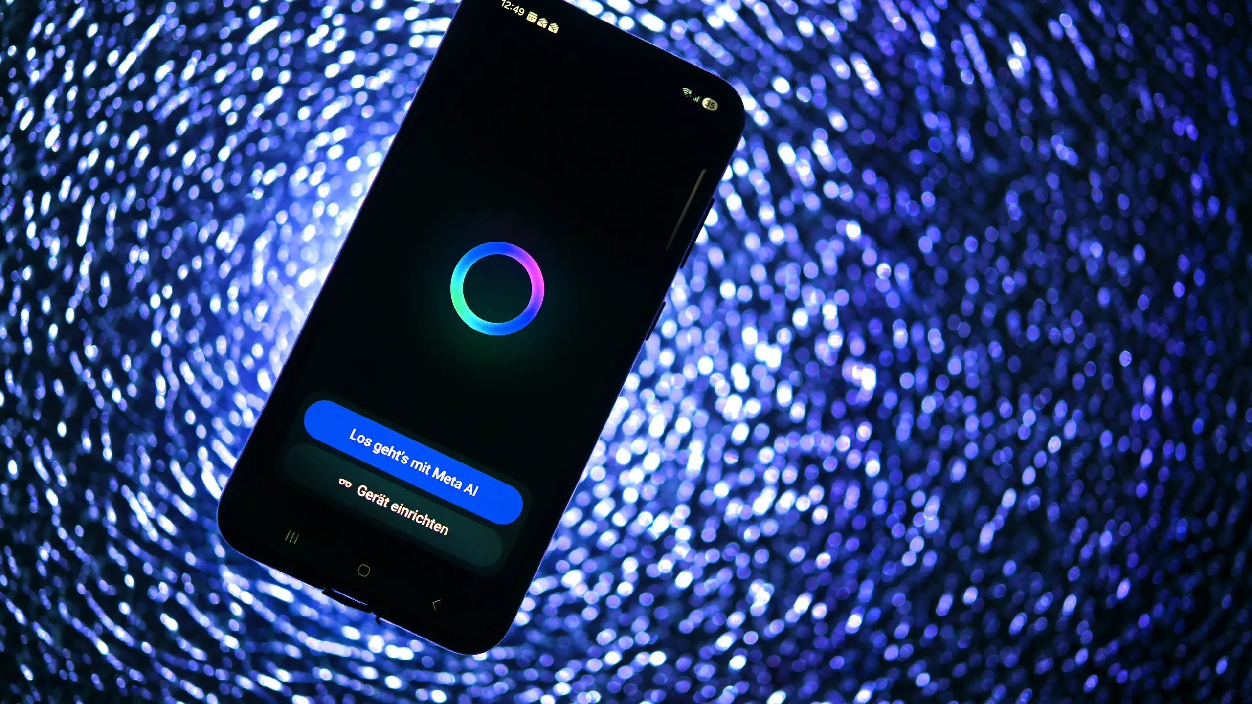 © APA/HARALD SCHNEIDER schwarzes Handy vor blauem Hintergrund