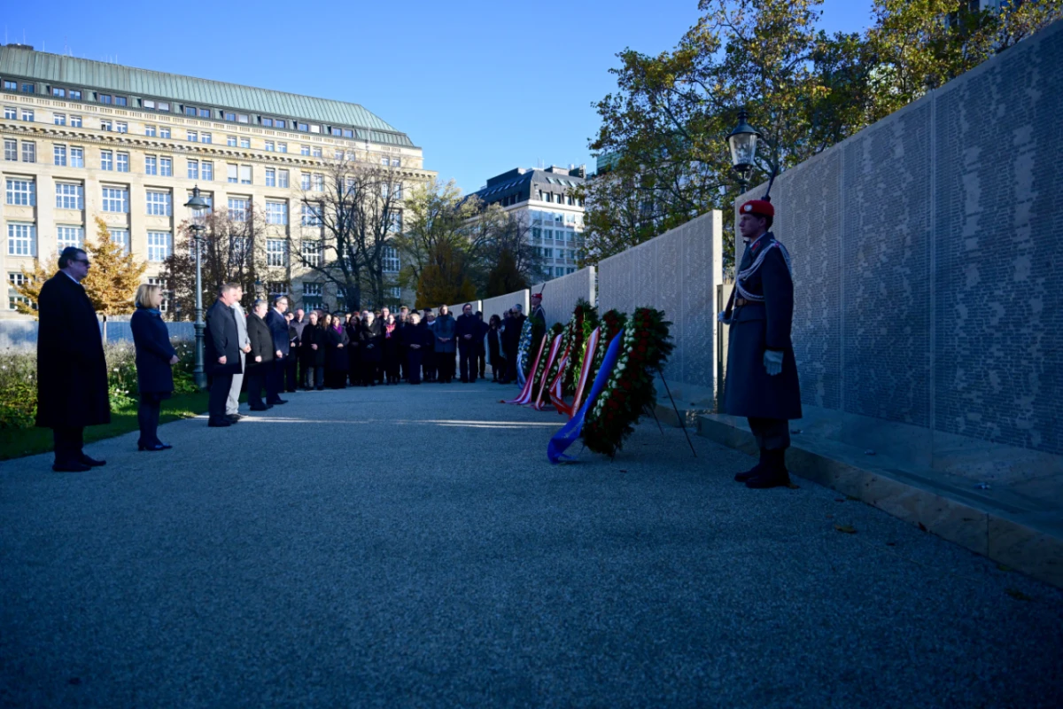 Vertreter des offiziellen Österreichs bei der Shoah-Namensmauer