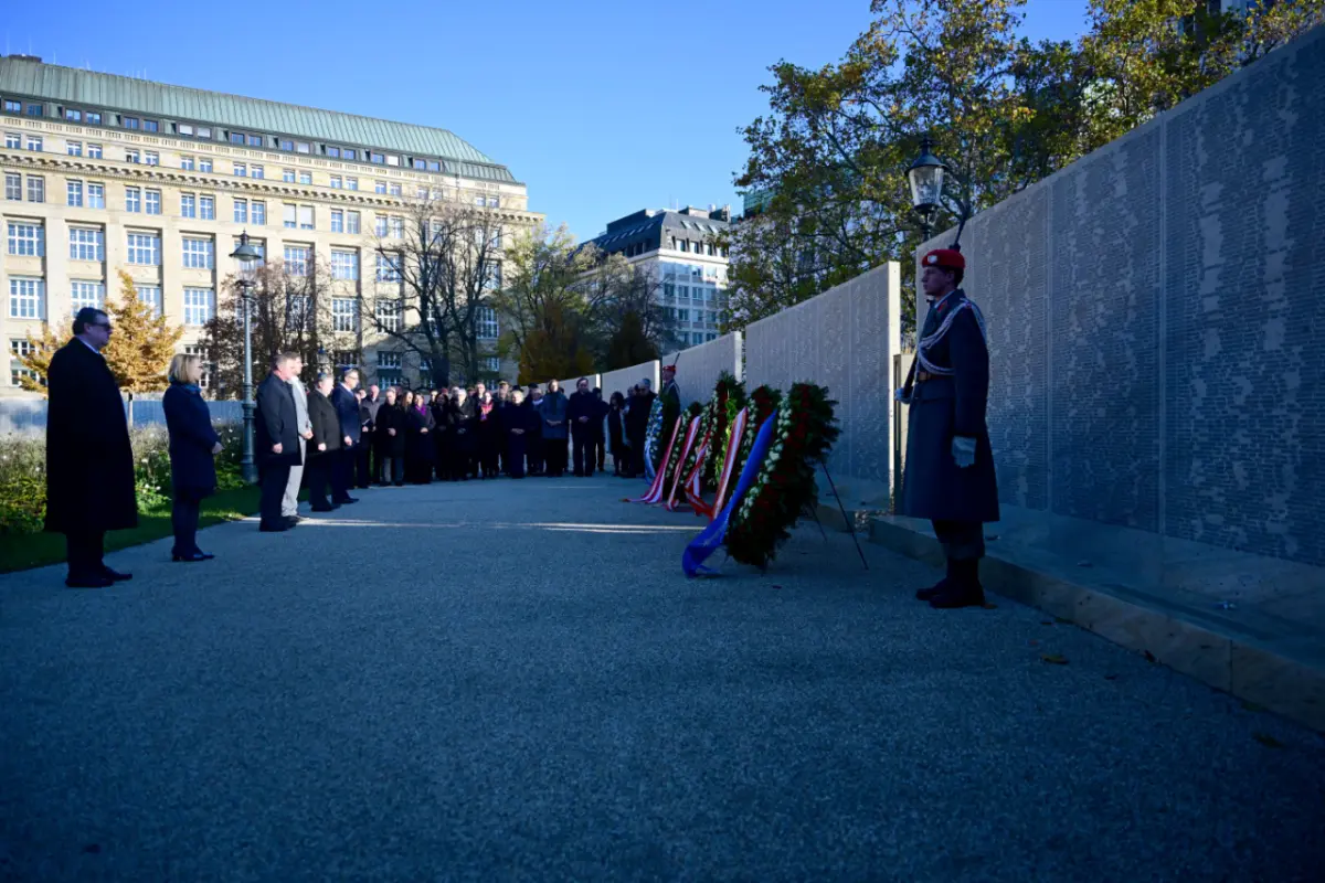 © APA/APA/ROLAND SCHLAGER/ROLAND SCHLAGER Vertreter des offiziellen Österreichs bei der Shoah-Namensmauer