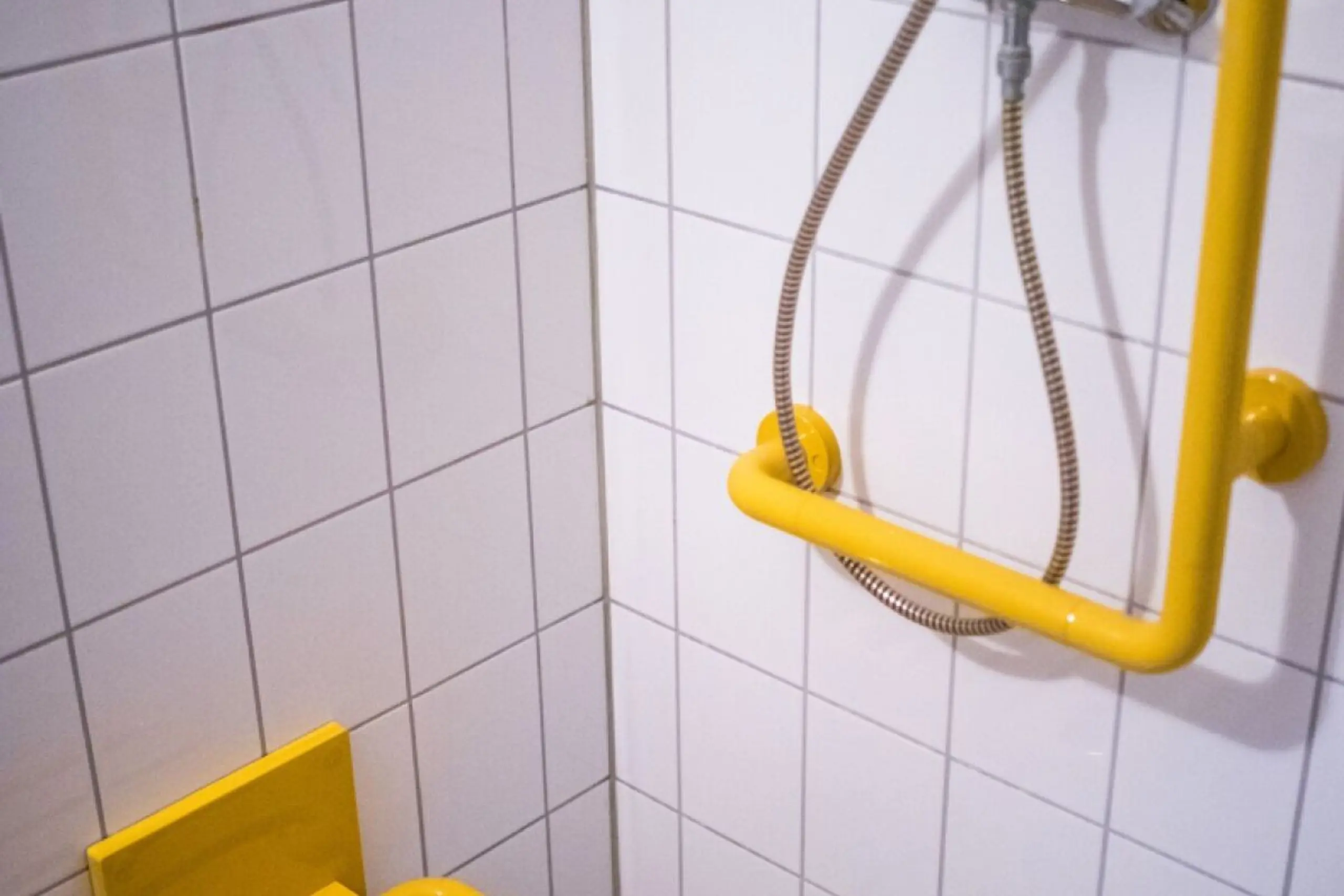 Menschen mit Gewichtsproblemen fällt das Duschen im Sitzen leichter