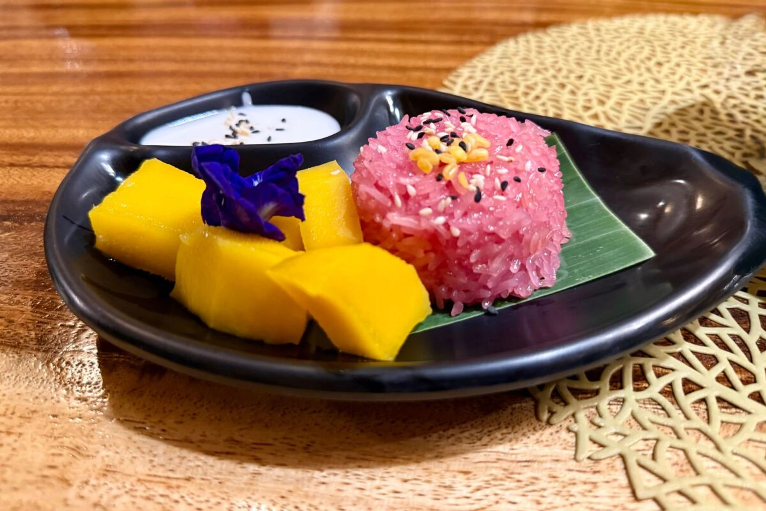 Klebreis mit Kokosmilchsauce ist ein Dessertklassiker in Thailand