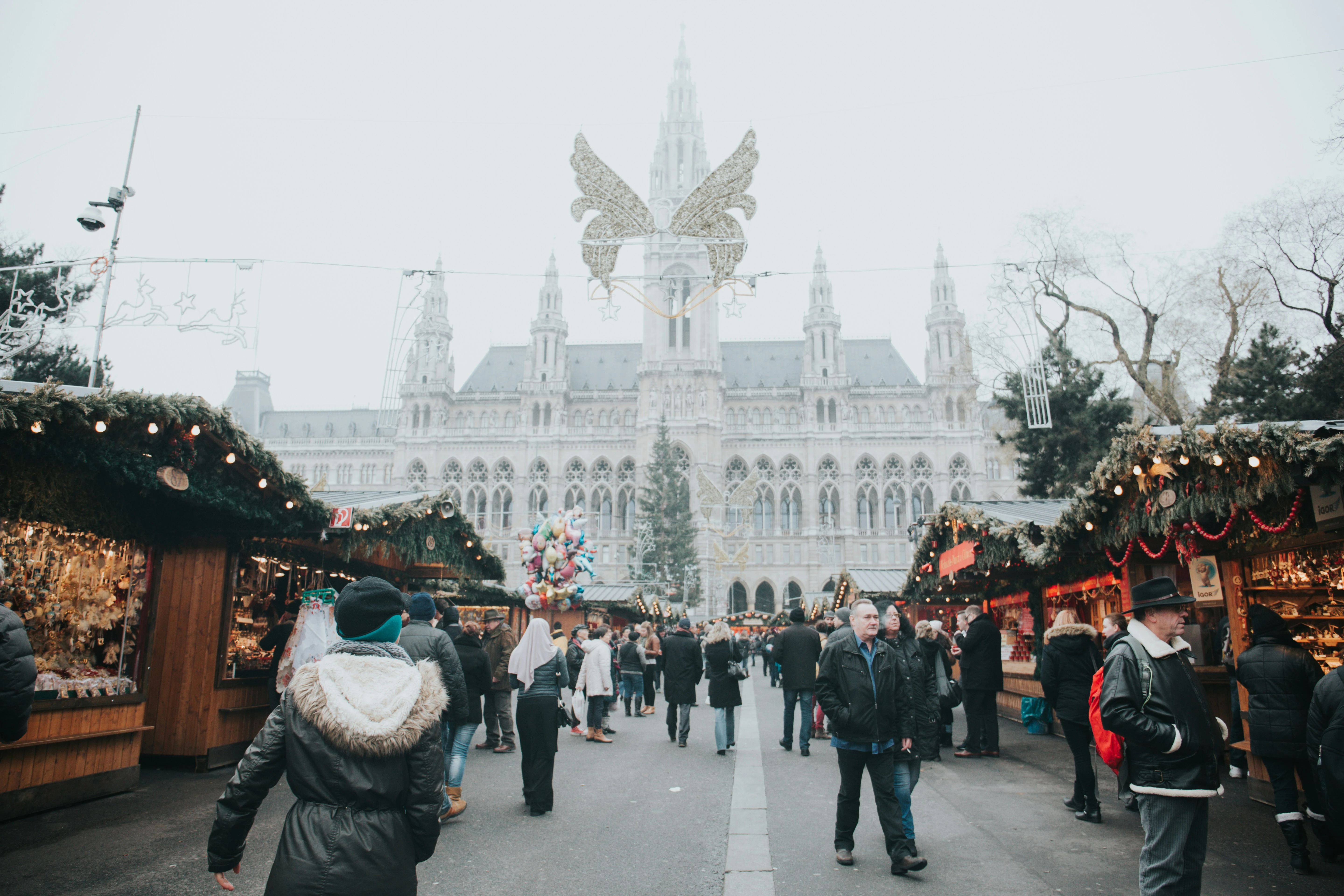 Wiener Christkindlmarkt vor dem Rathaus, Wien, mit Buden und Besuchern.