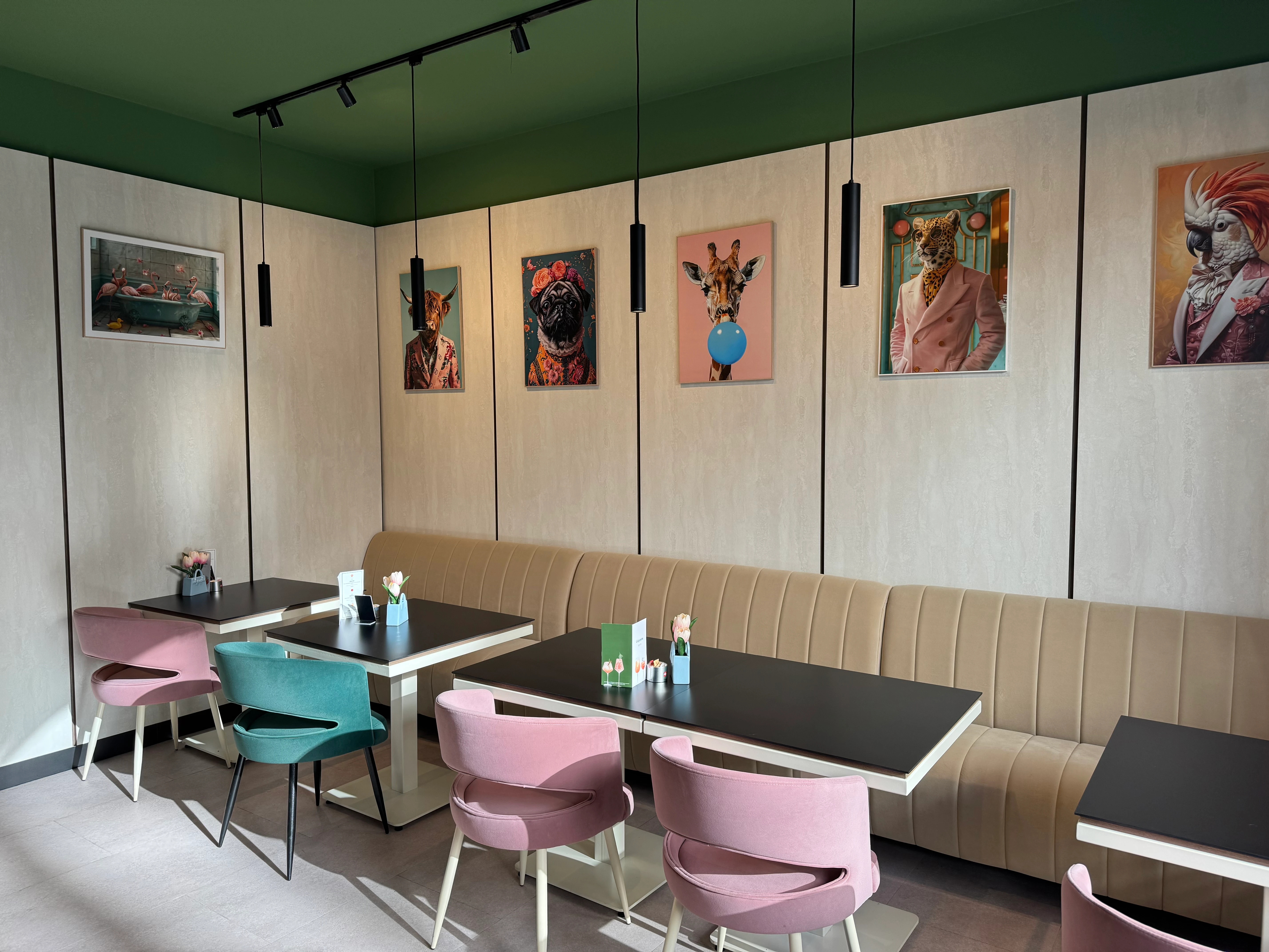 Stylisches Café-Interieur mit Tiermotiven und pastellfarbenen Stühlen