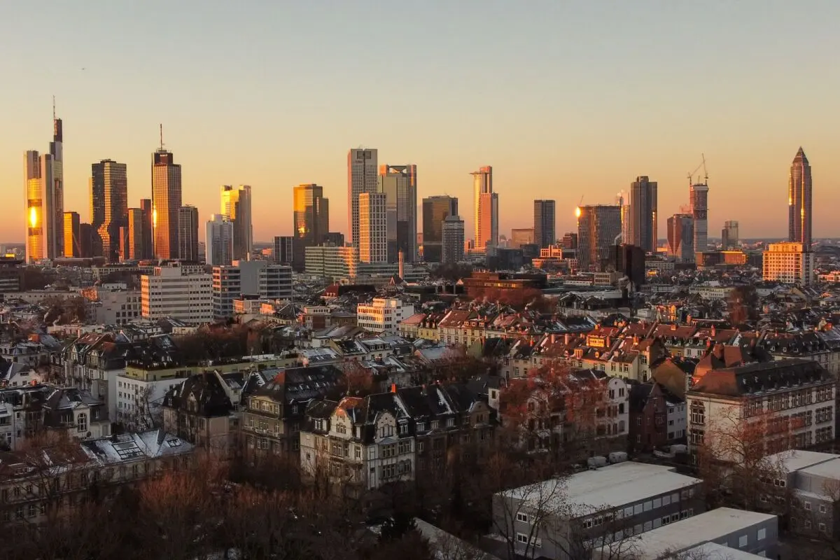 © APA/APA/dpa/Boris Roessler ++ ARCHIVBILD ++ Skyline Frankfurt: Finanzmarktexperten sind zurückhaltend