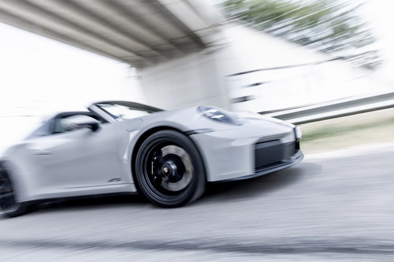 © Andreas Riedmann Blurred image background