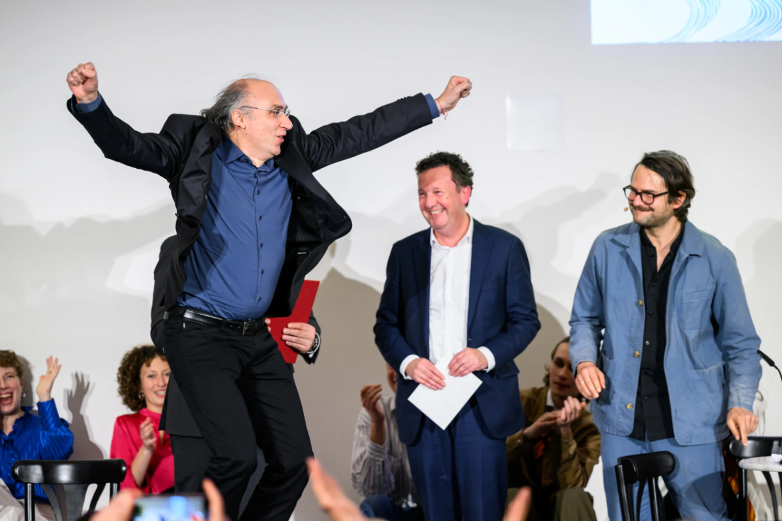 Dimitré Dinev freut sich sichtlich über den Preis