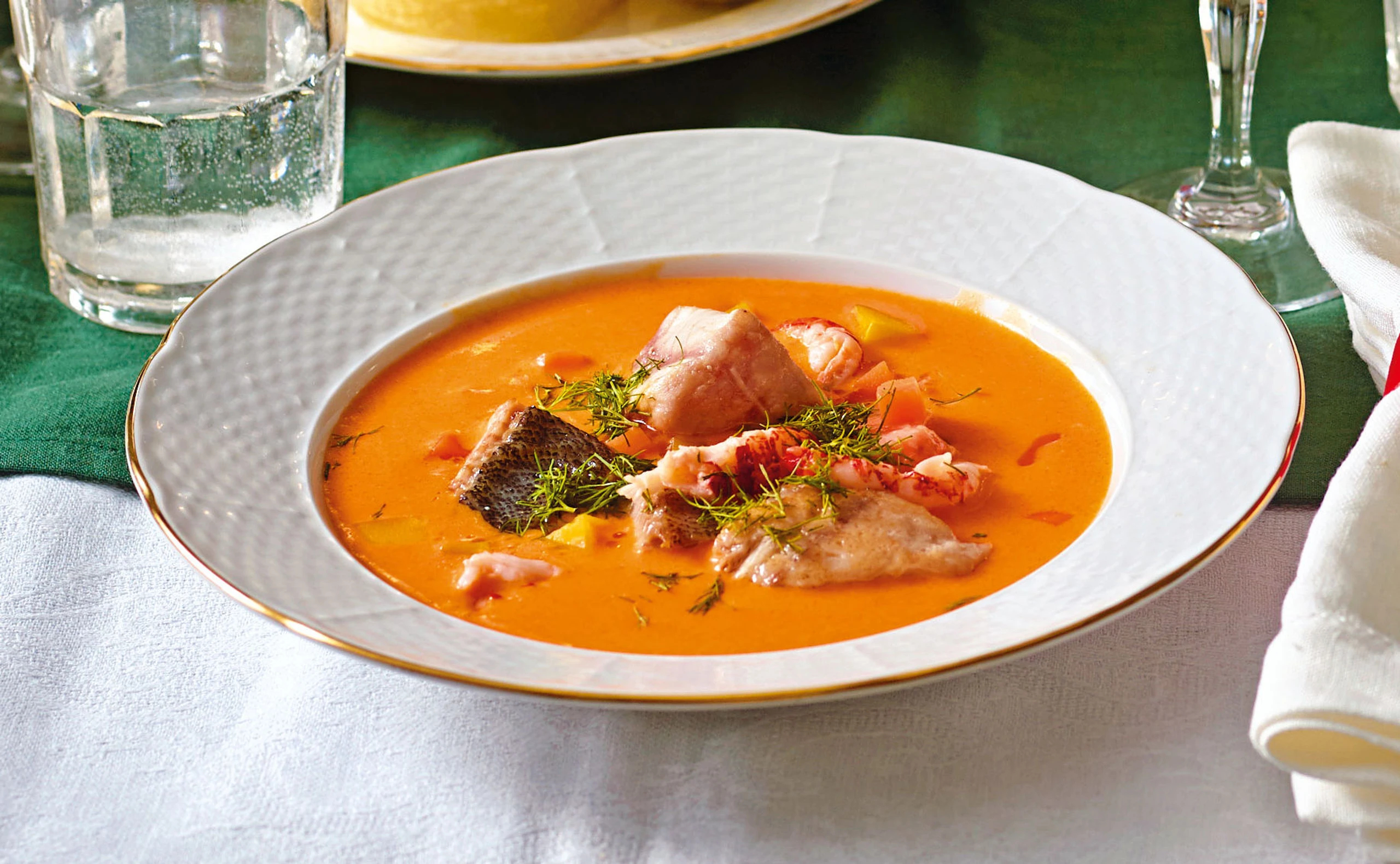 Fischsuppe mit Lachsforelle, Wels, Flusskrebsen und Dille