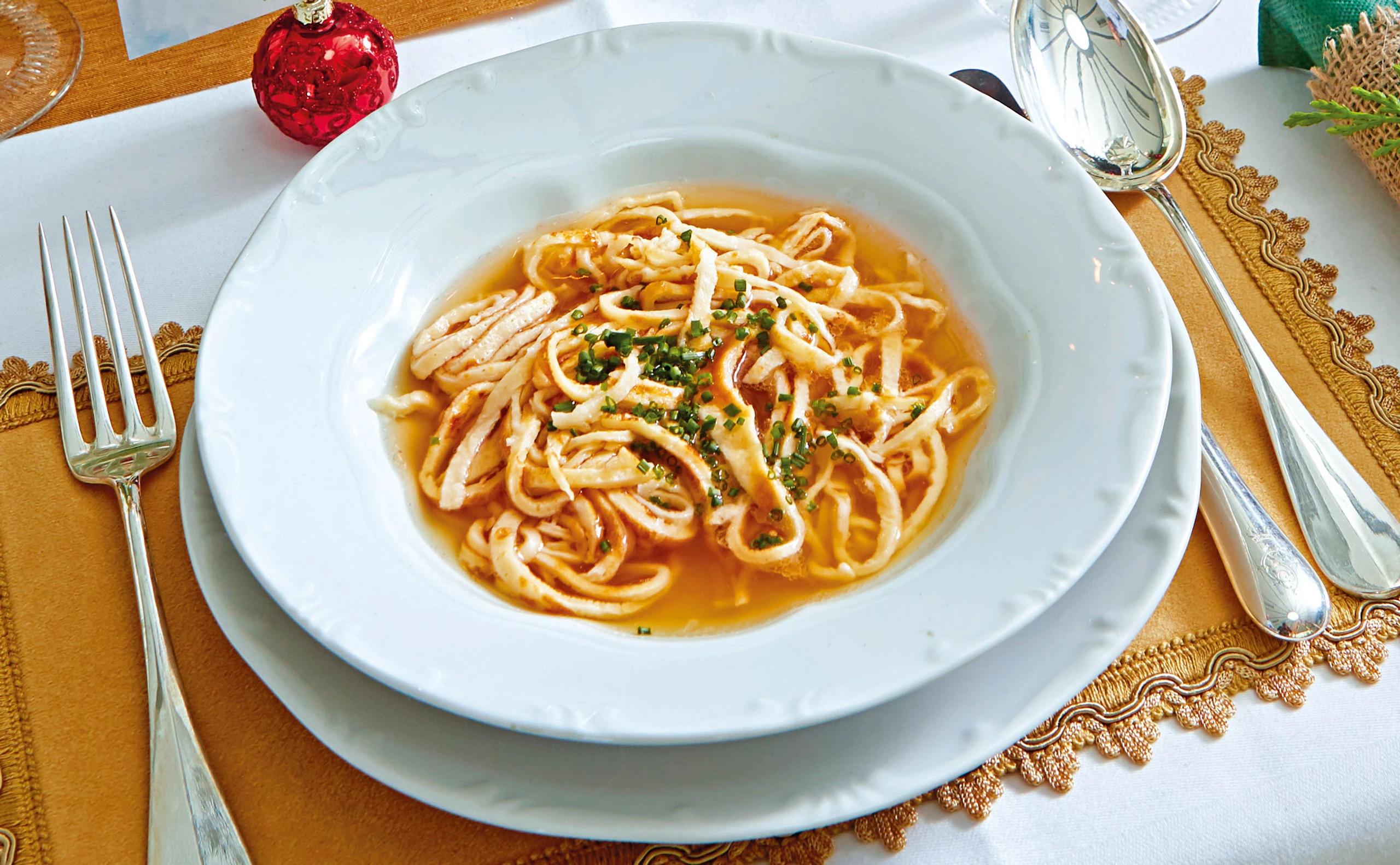 Rindsuppe mit Frittaten und Schnittlauch