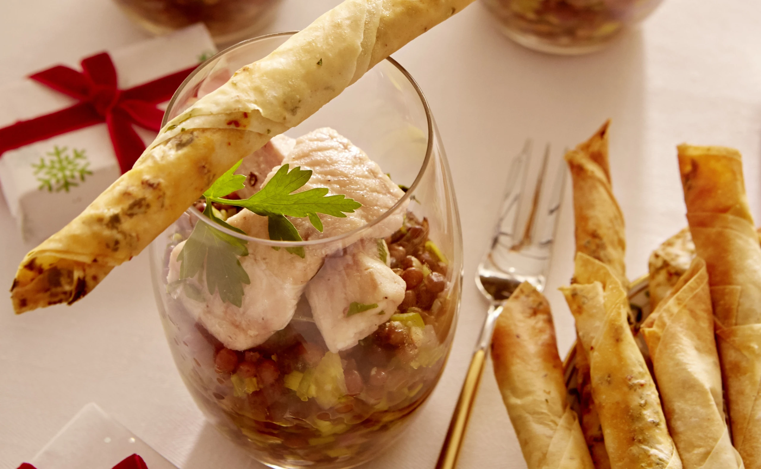 Welsfilet mit Linsen-Orangensalat und Chilistangerln